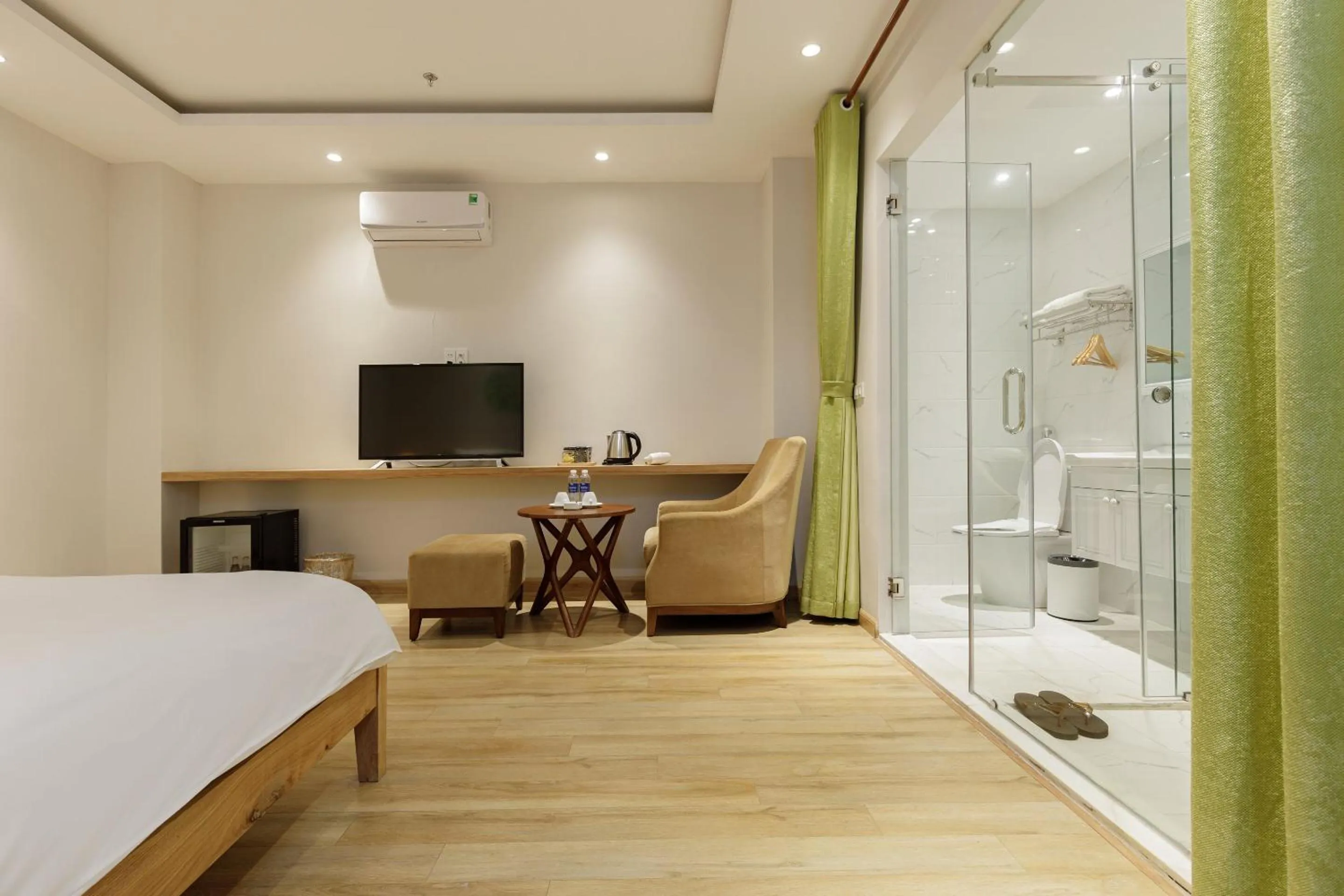 Bedroom, Bed in Super OYO Capital O 1169 Le Grand Hanoi Hotel - The Charm