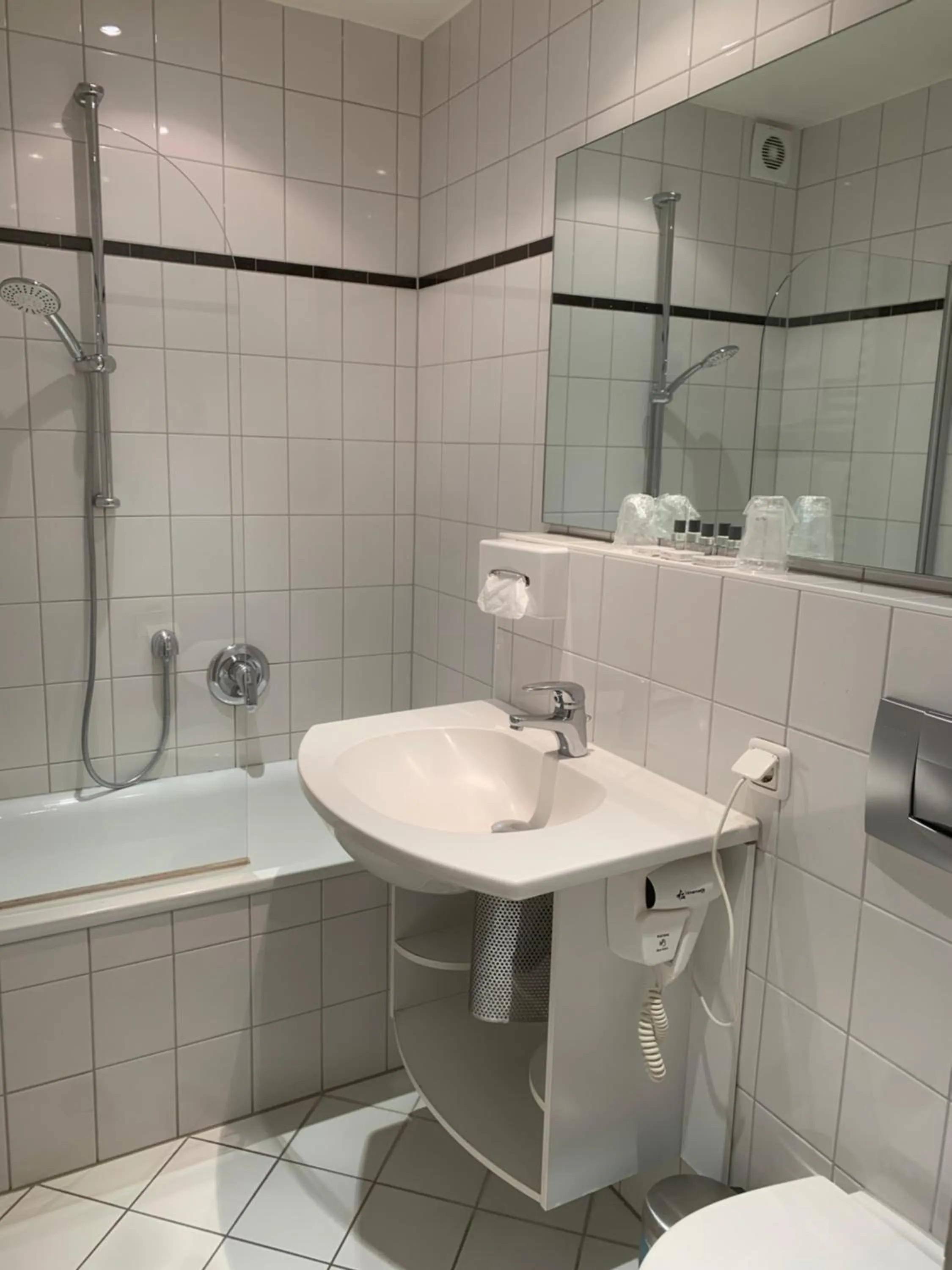 Toilet in Hotel Mondial Comfort - Frankfurt City Centre