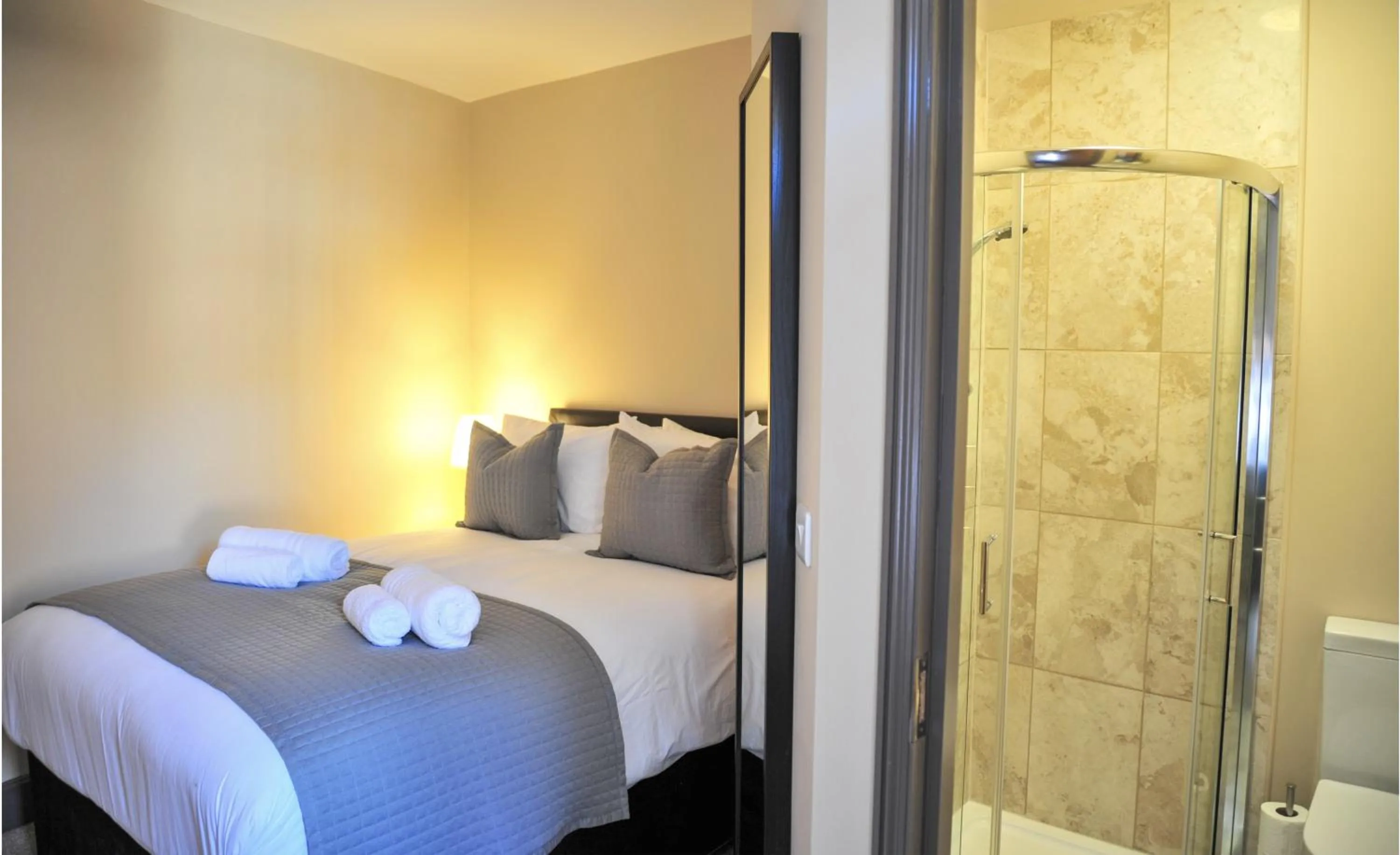 Shower, Bed in The White Hart Rooms