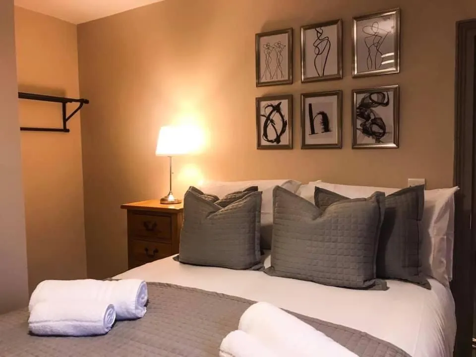 Bedroom, Bed in The White Hart Rooms