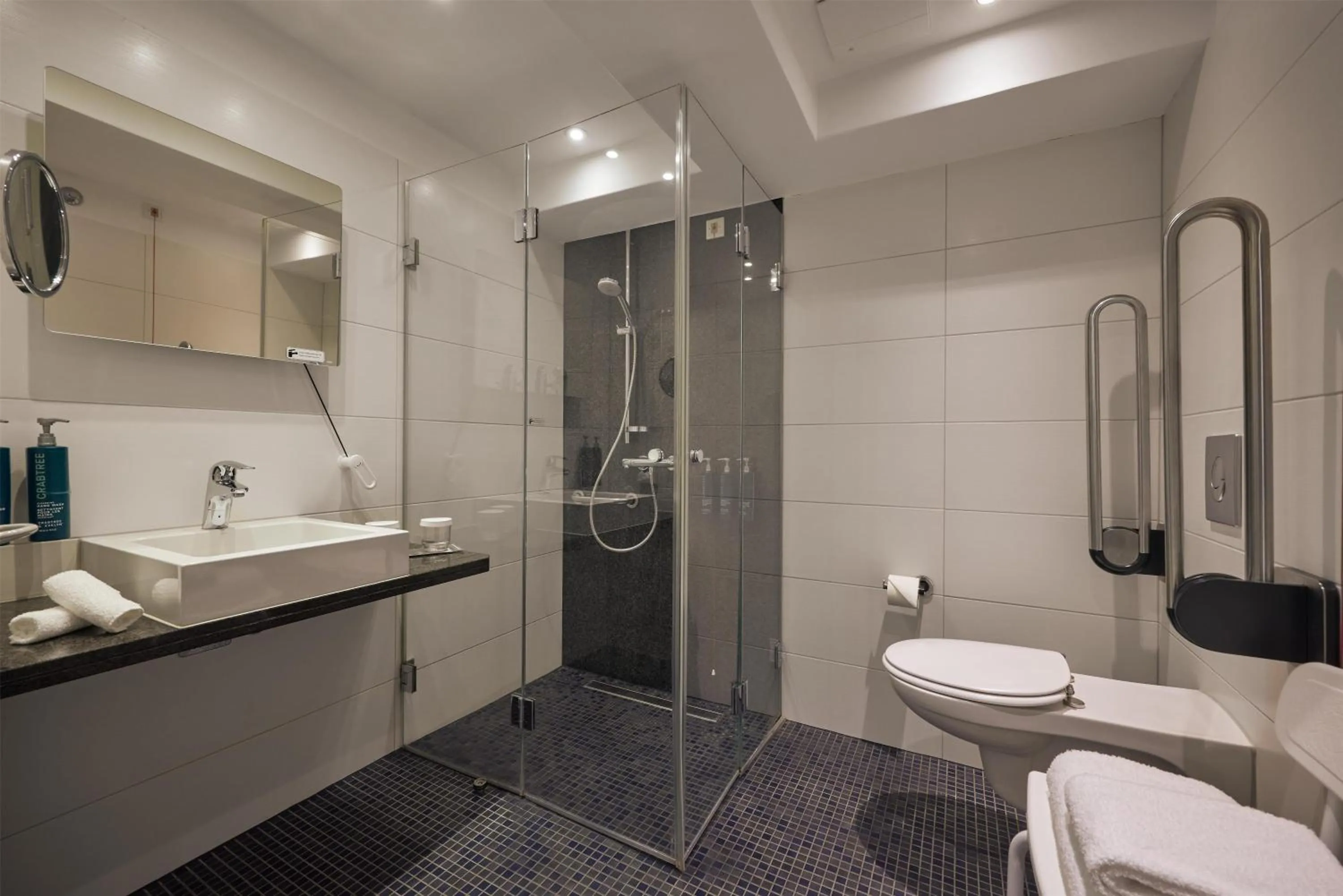 Bathroom in DoubleTree by Hilton Hannover Schweizerhof