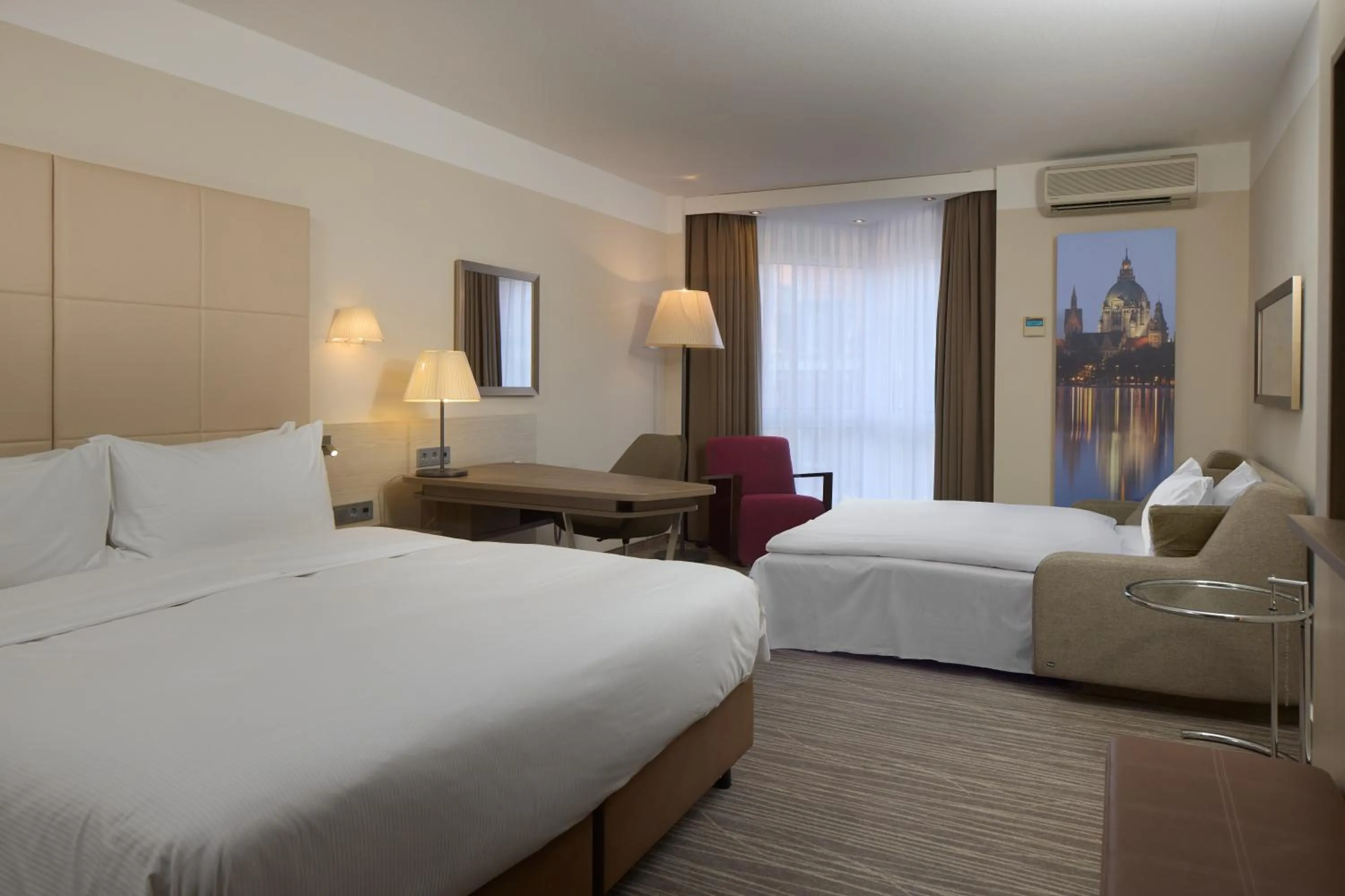 Photo of the whole room, Bed in DoubleTree by Hilton Hannover Schweizerhof