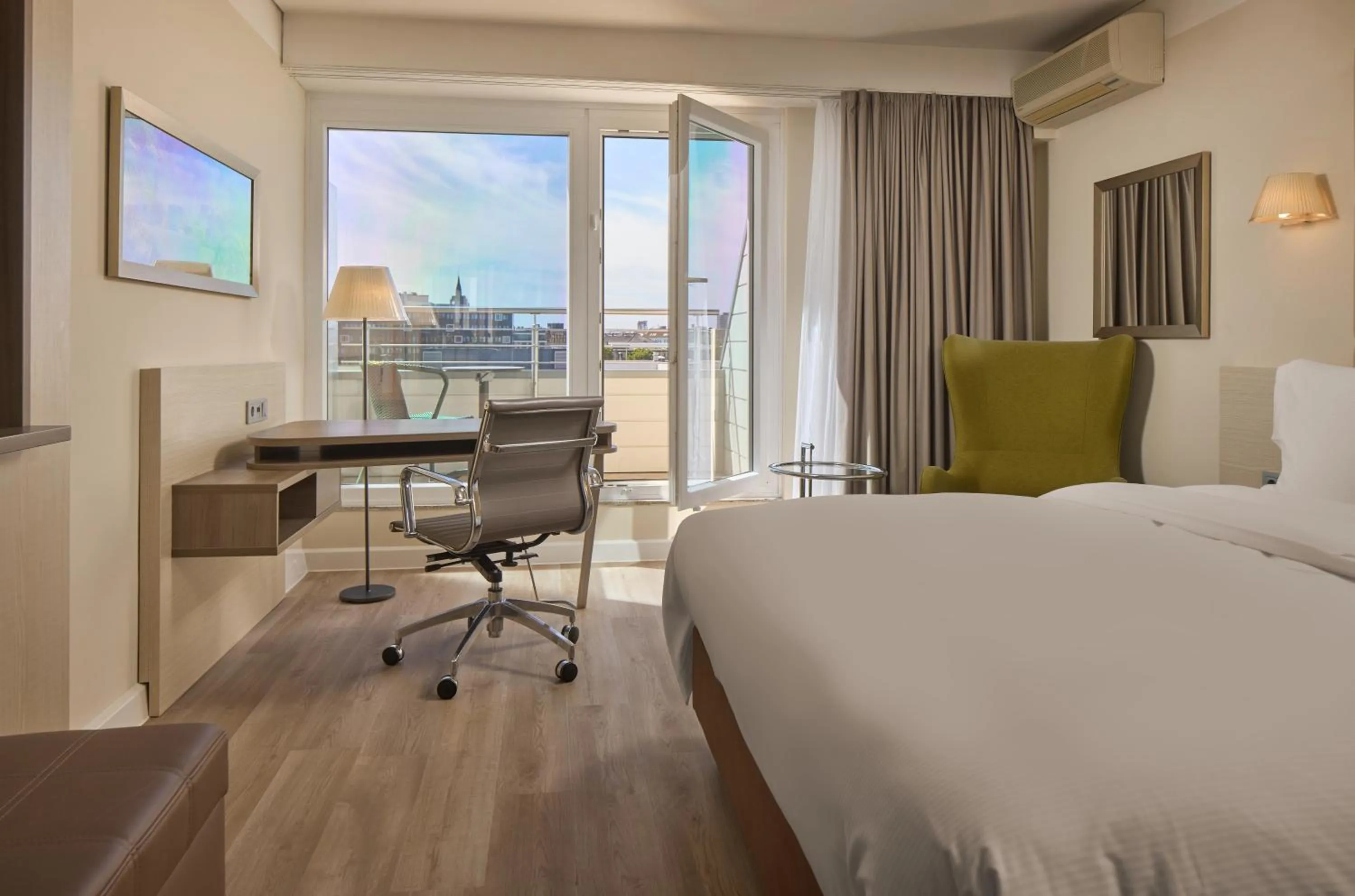 Photo of the whole room, Bed in DoubleTree by Hilton Hannover Schweizerhof