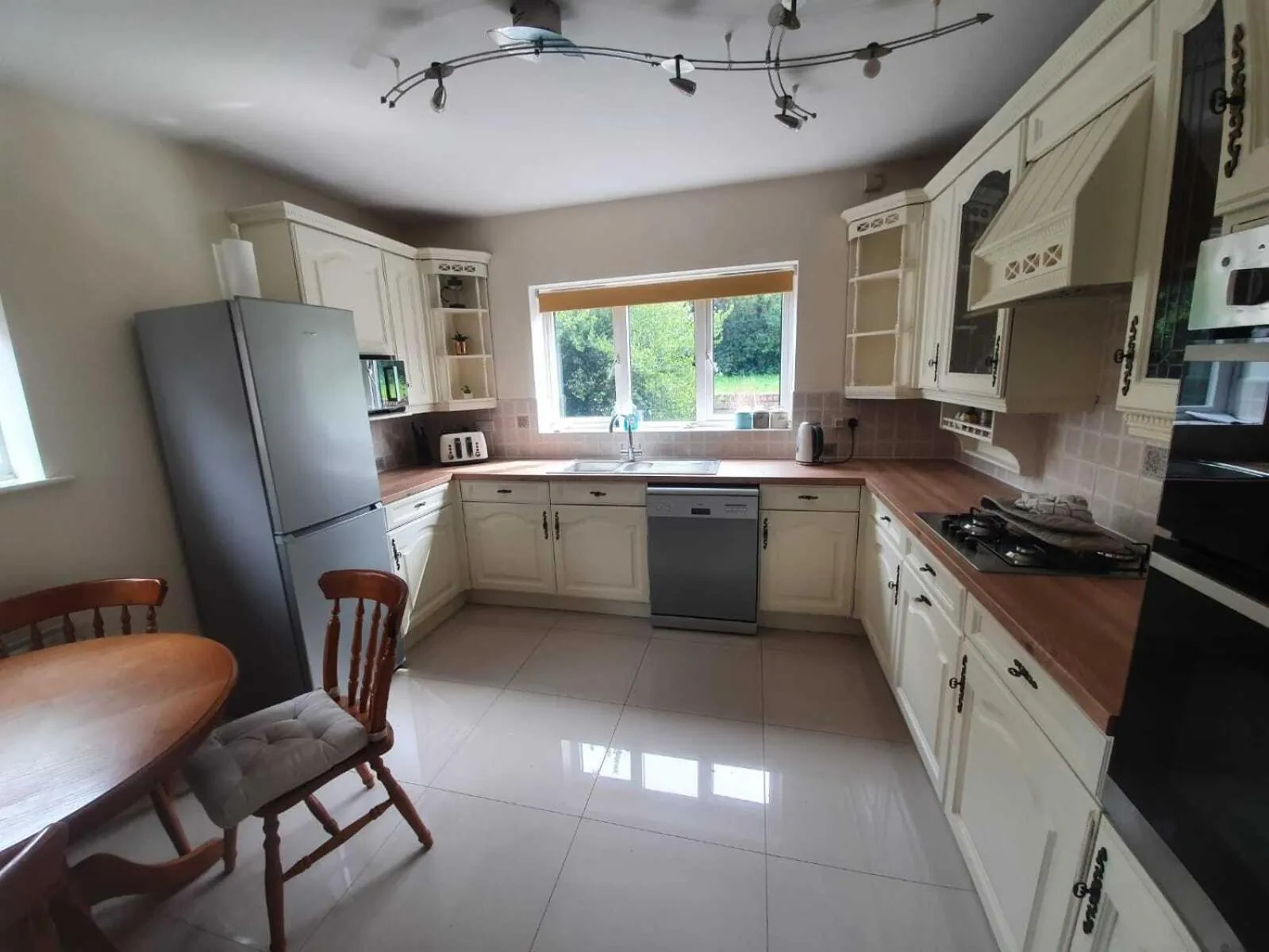 Kitchen or kitchenette in Drayton Manor House FREE parking
