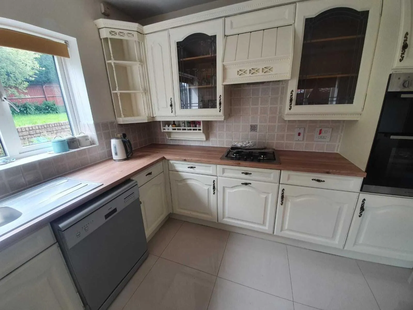 Kitchen or kitchenette in Drayton Manor House FREE parking