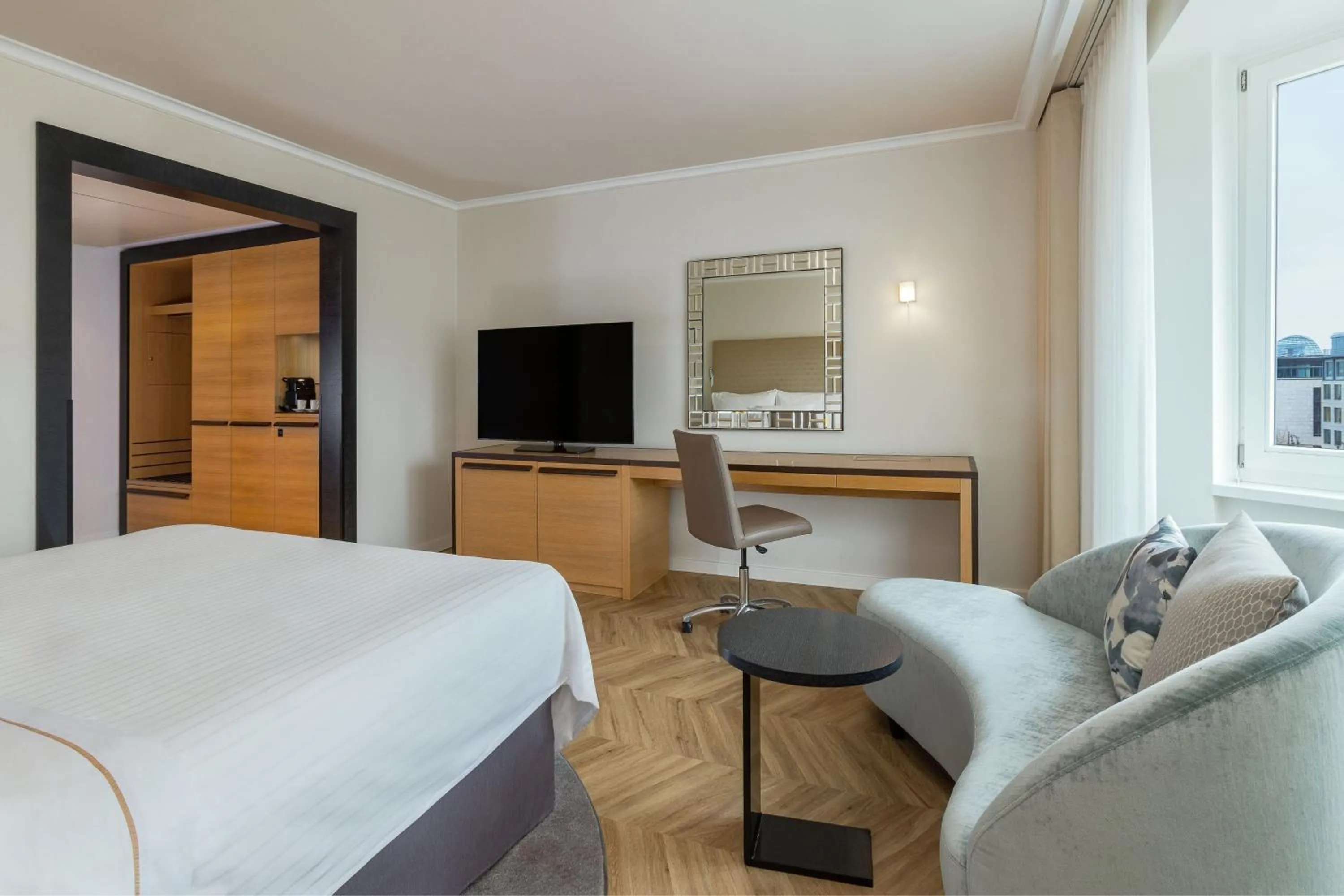 Photo of the whole room, Bed in The Westin Grand Berlin