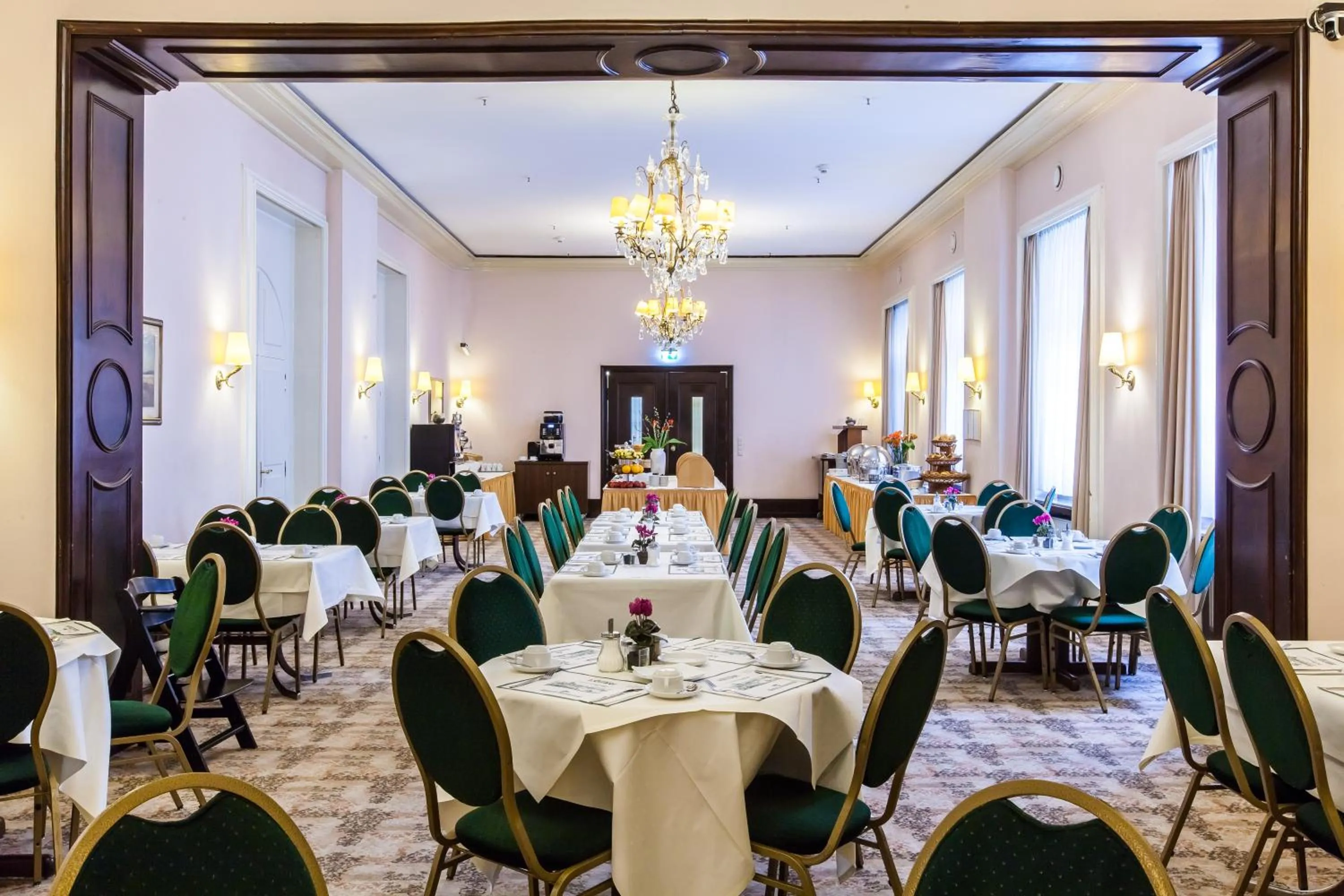 Restaurant/places to eat in Hotel Monopol - Central Station