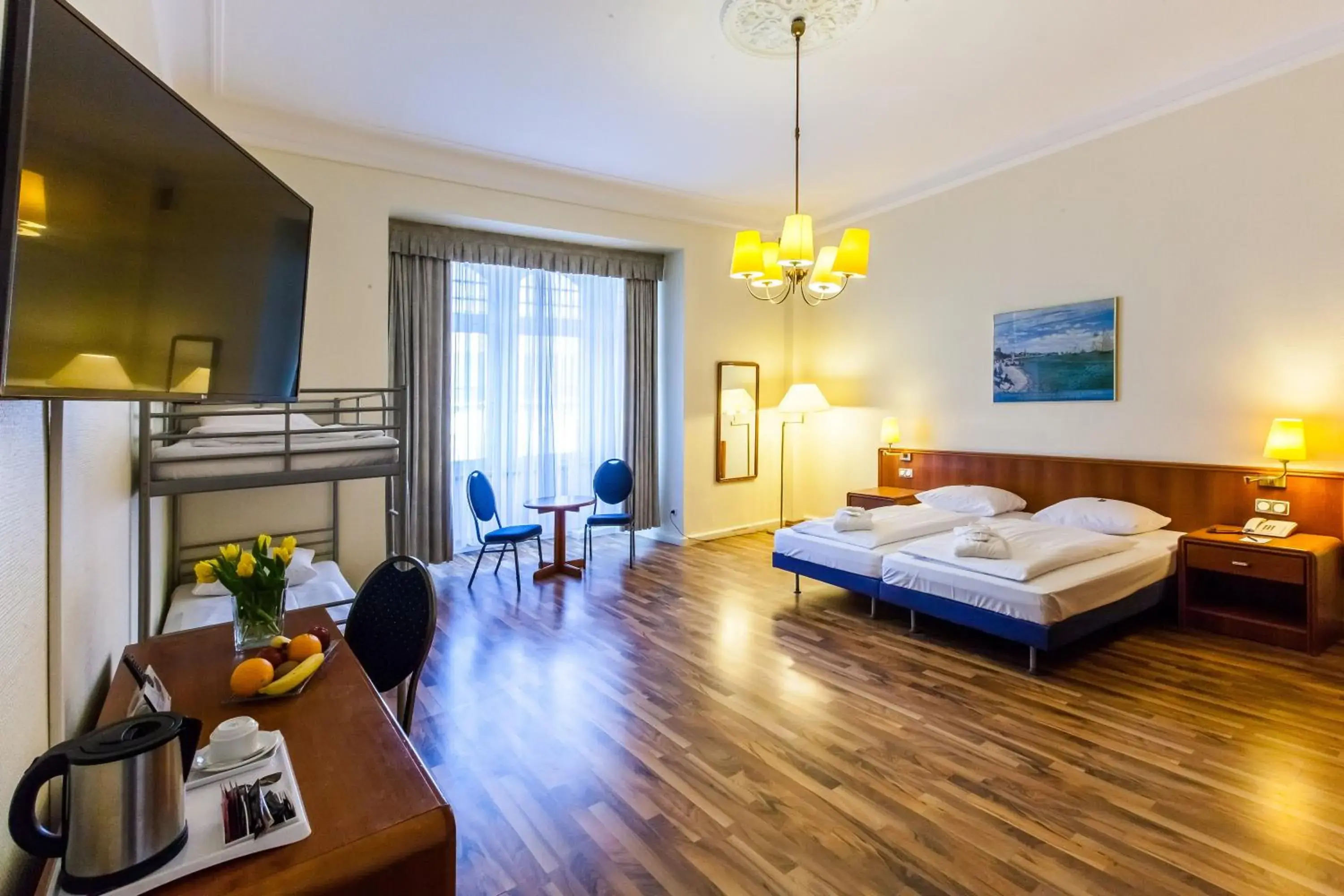 Quadruple Room - Mini-bar drinks free of charge in Hotel Monopol - Central Station Quadruple Room - Mini-bar drinks free of charge in Hotel Monopol - Central Station