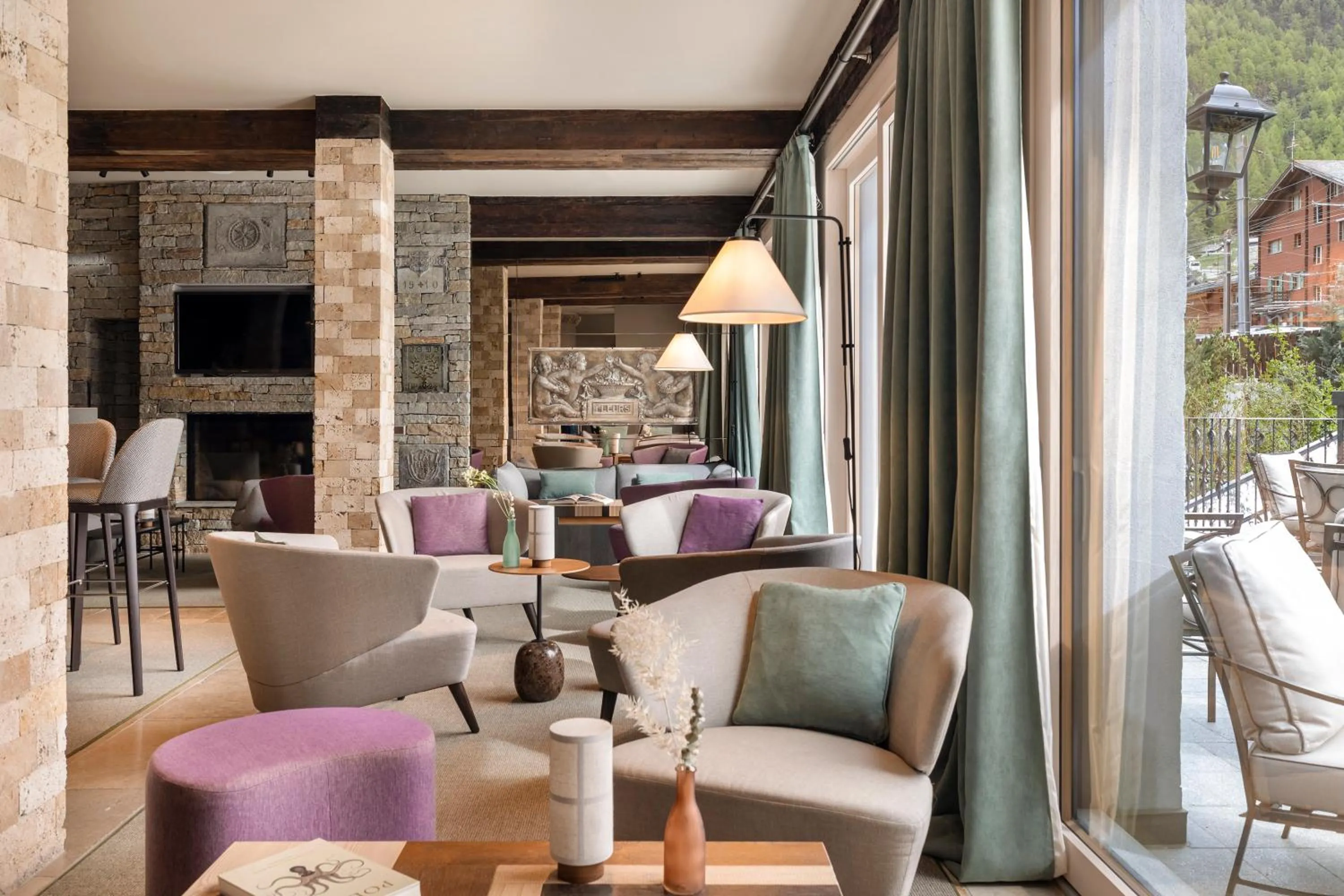 Communal lounge/ TV room in SCHLOSS Zermatt - CBD & Adaptogenic Spa and Sport Hotel