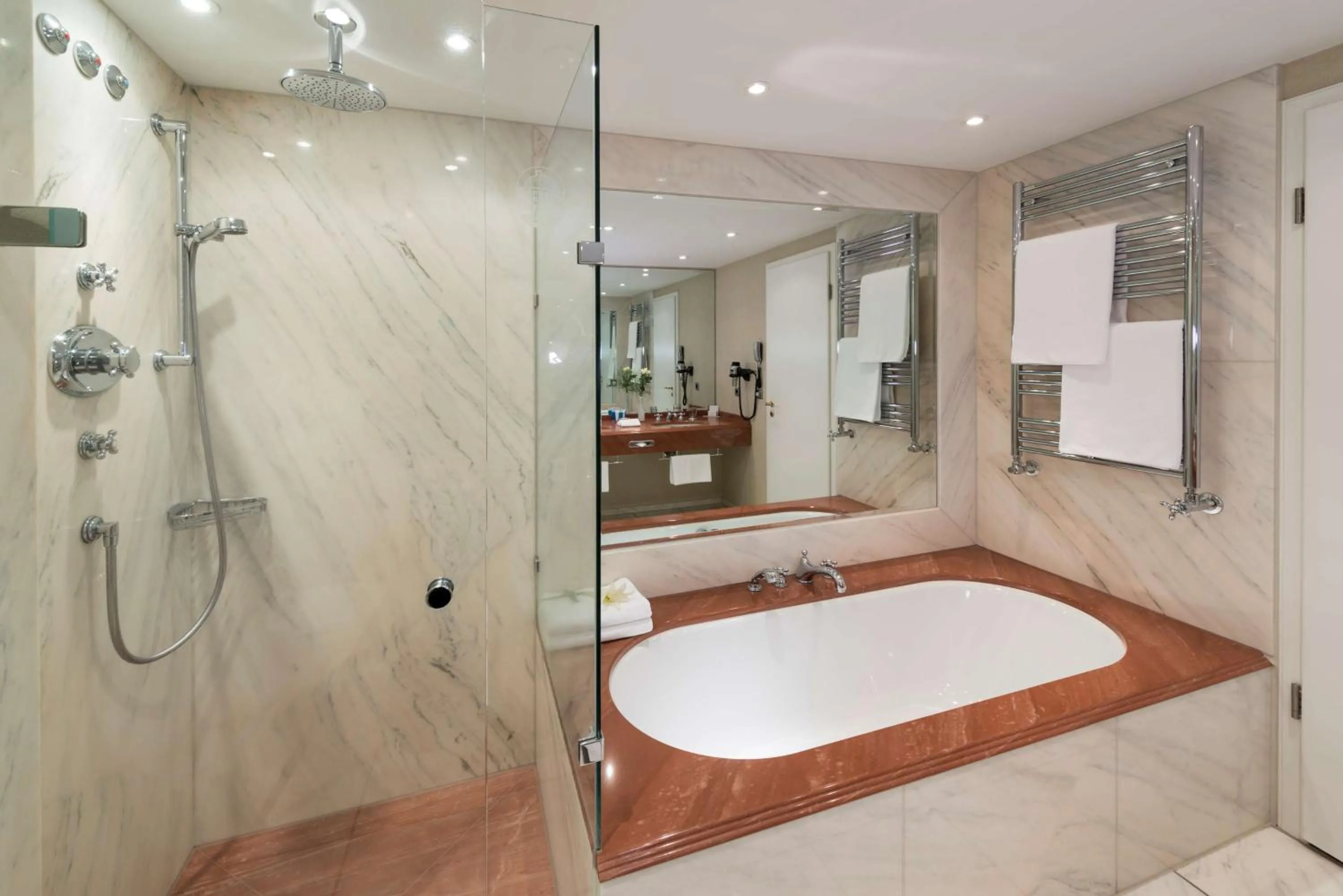 Bathroom in Parkhotel Bremen – ein Mitglied der Hommage Luxury Hotels Collection