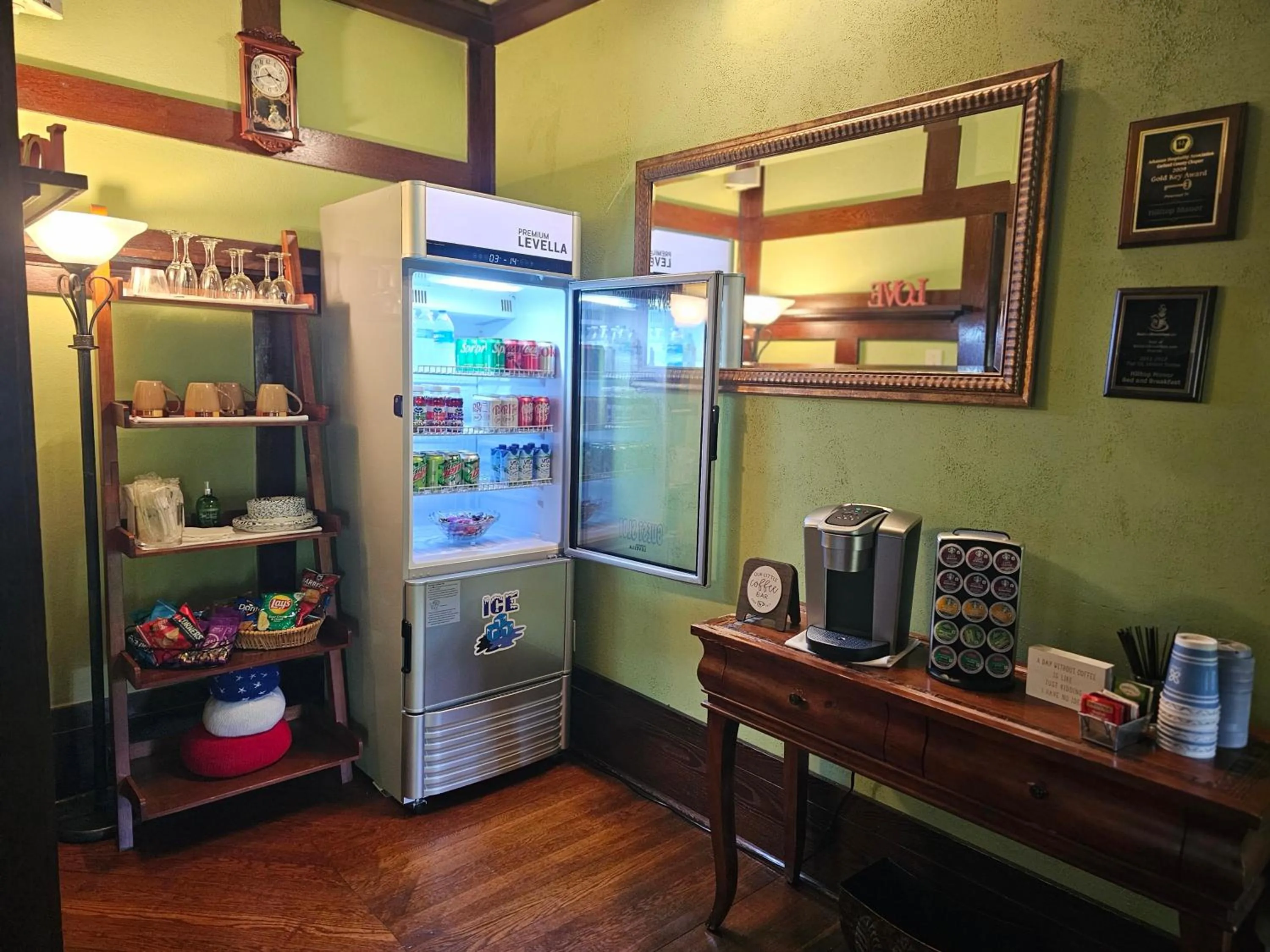 Coffee/tea facilities in Hilltop Manor B&B