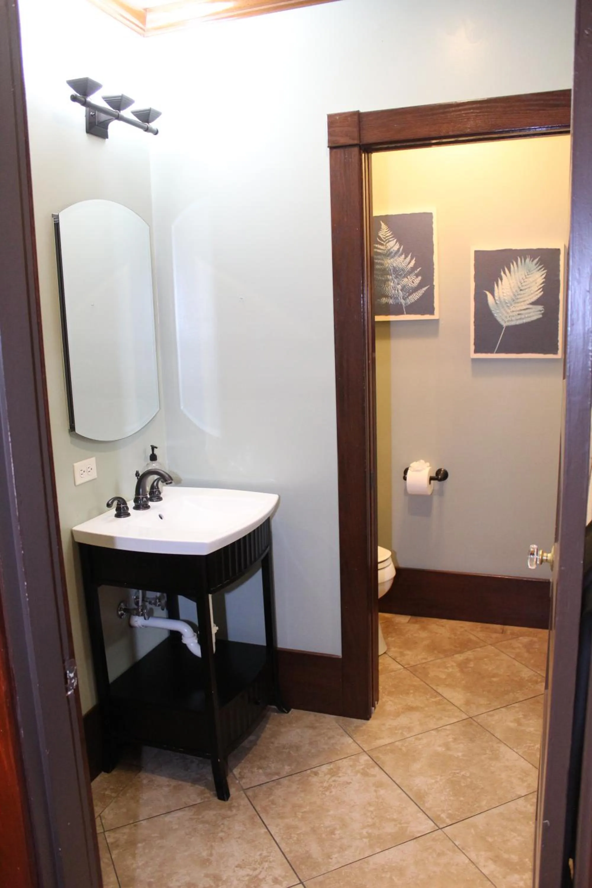 Bathroom in Hilltop Manor B&B