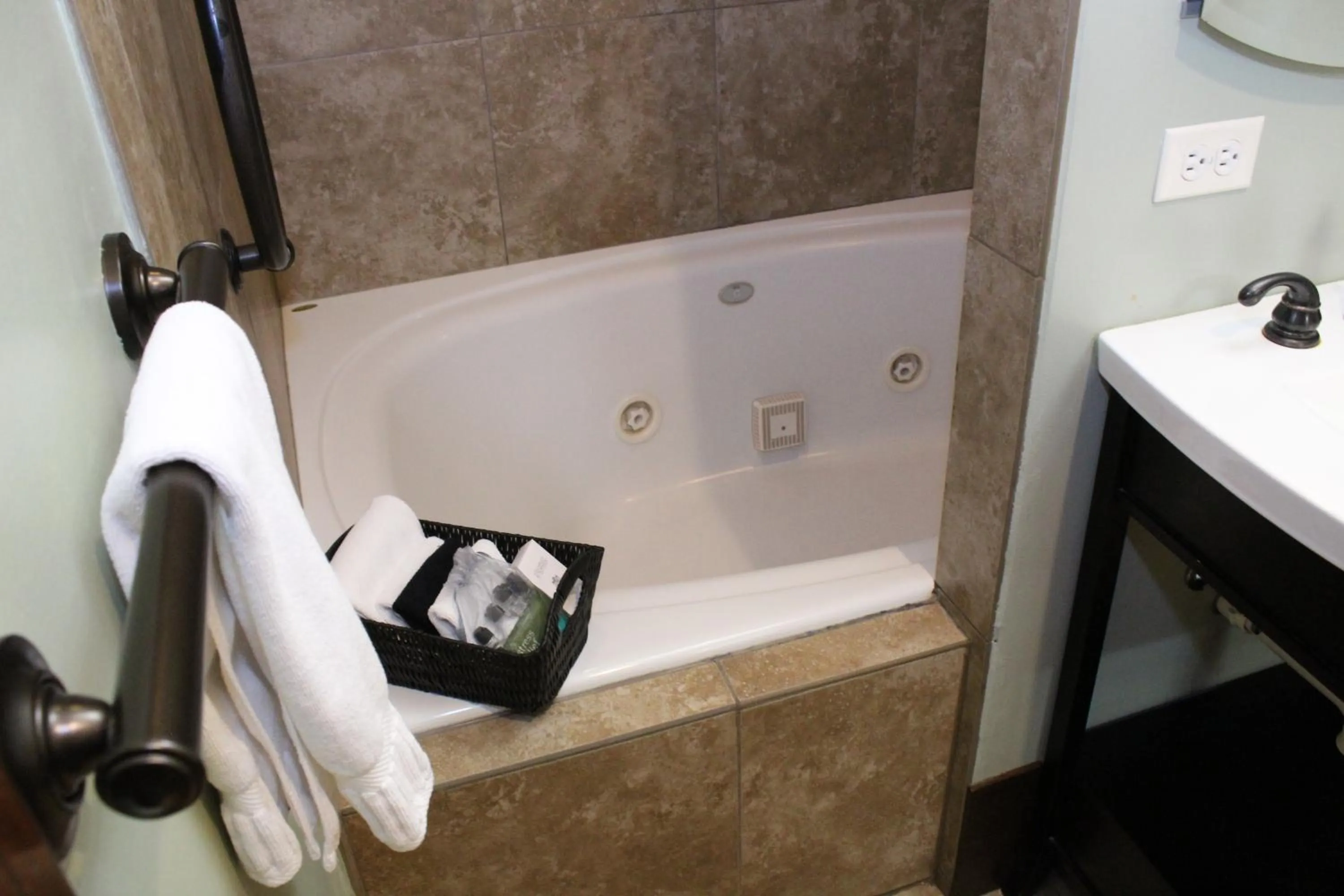 Bathroom in Hilltop Manor B&B