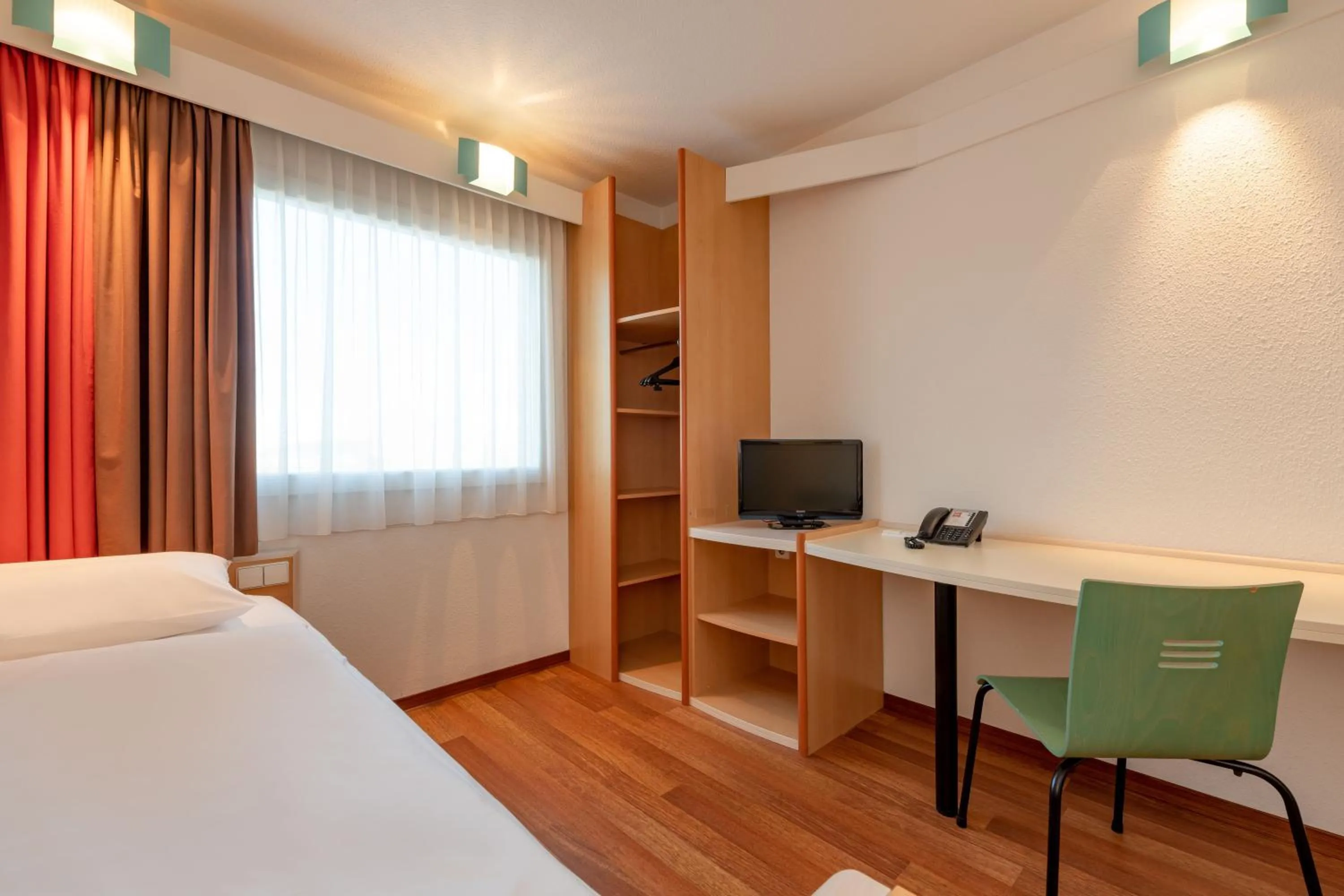 wardrobe, Bed in ibis Berlin City Potsdamer Platz