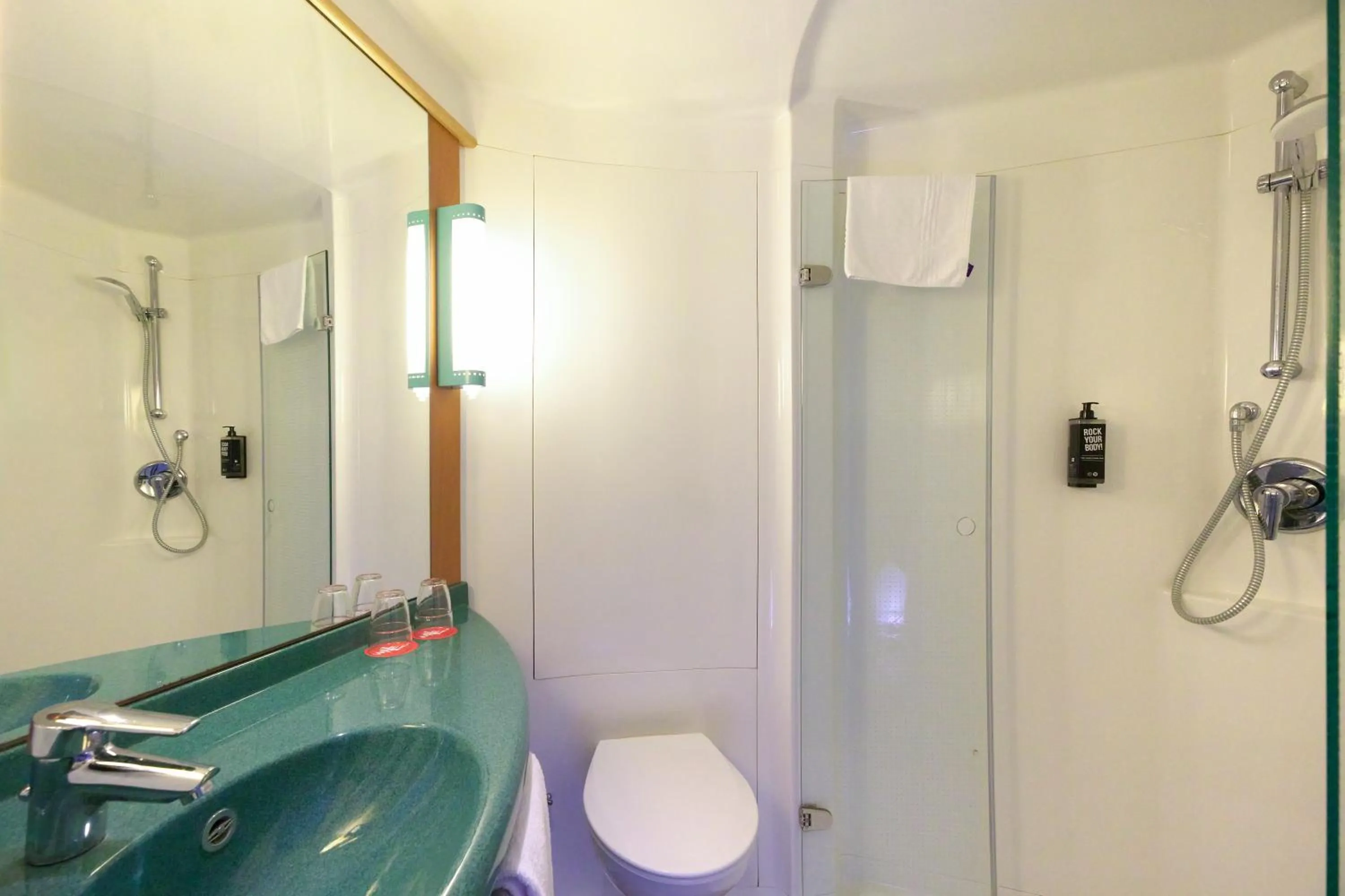 Shower in ibis Berlin City Potsdamer Platz