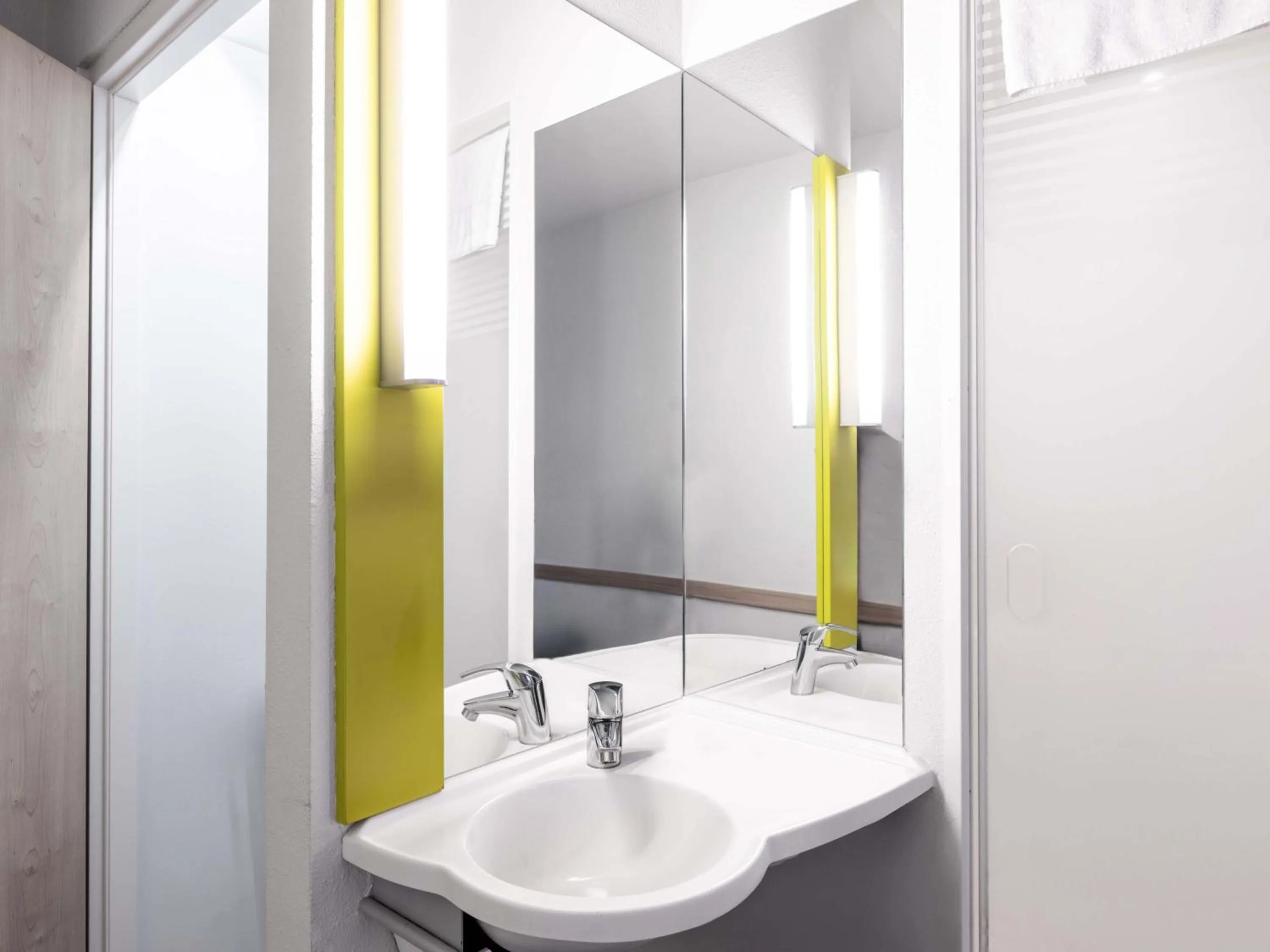 Bathroom in B&B HOTEL Erlangen-Tennenlohe