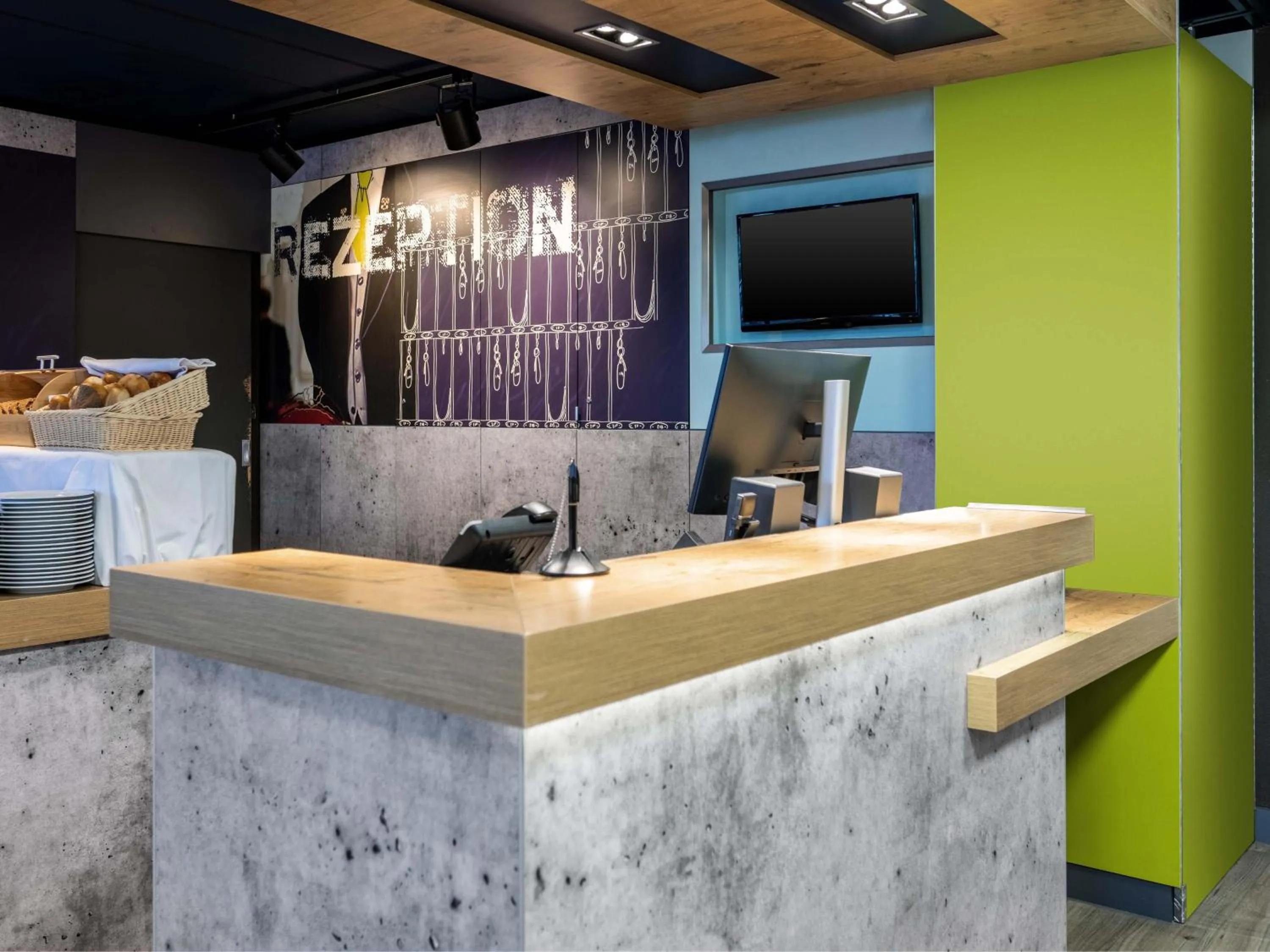 Lobby or reception in B&B HOTEL Erlangen-Tennenlohe