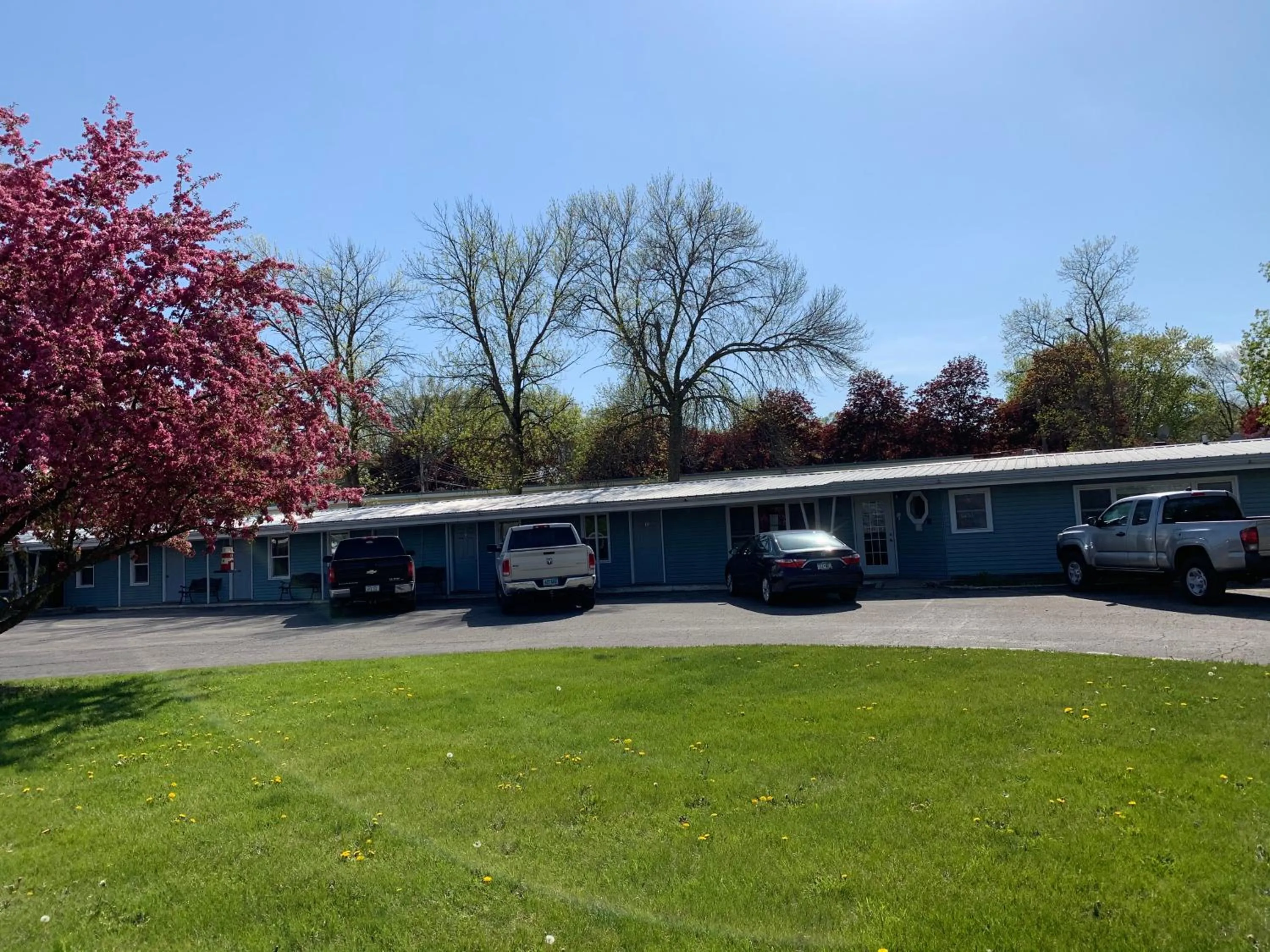 Property building in HOMETOWN INN