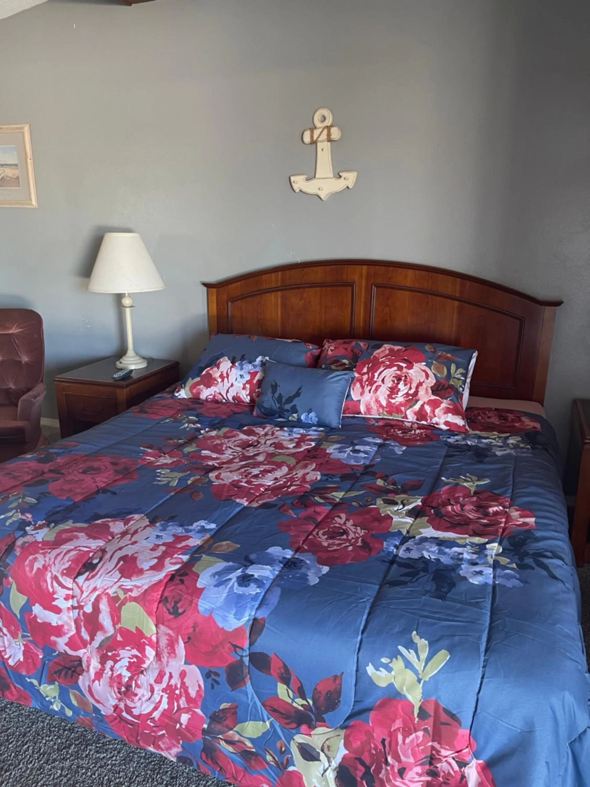 Photo of the whole room, Bed in HOMETOWN INN