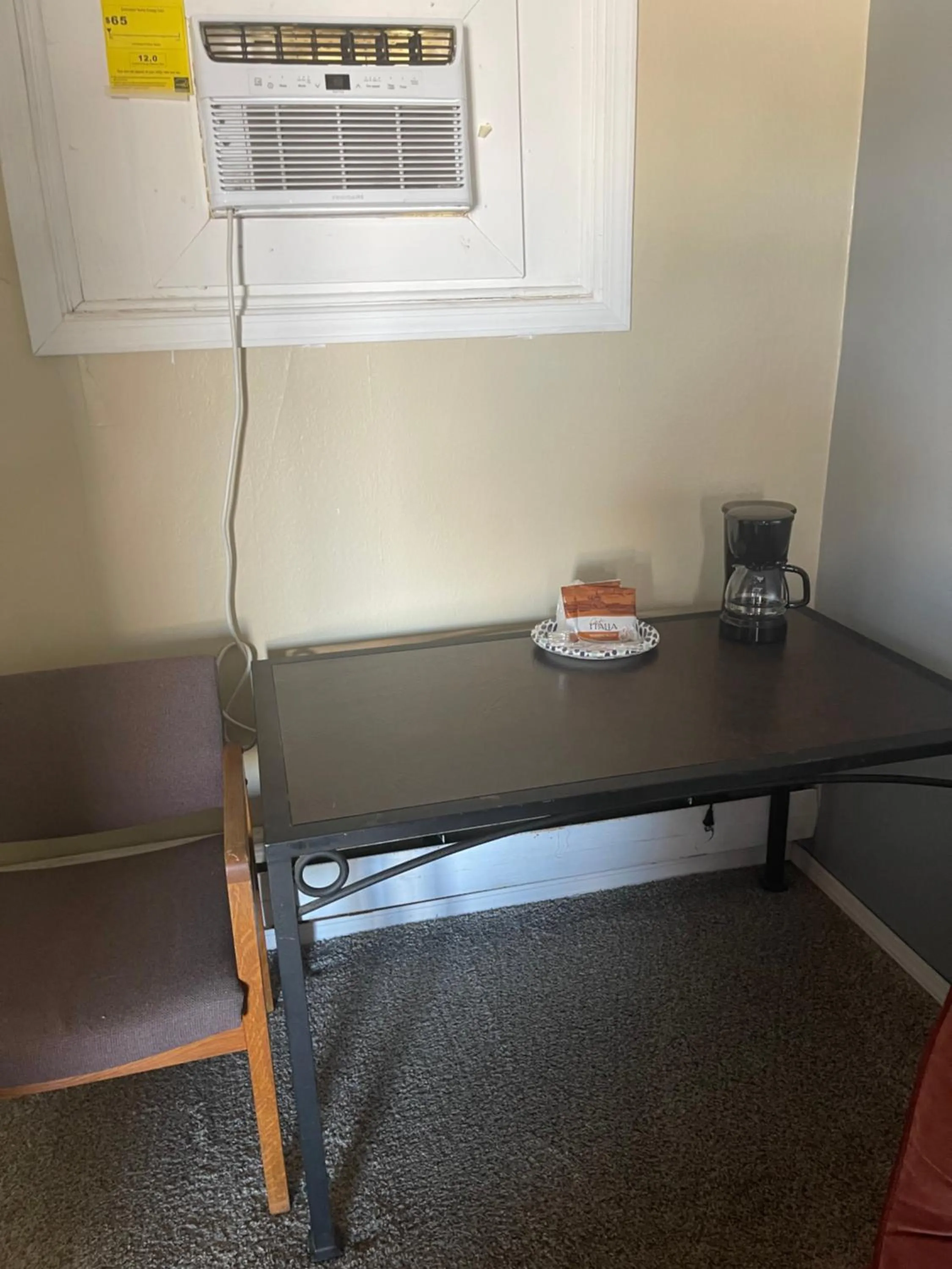 Coffee/tea facilities in HOMETOWN INN