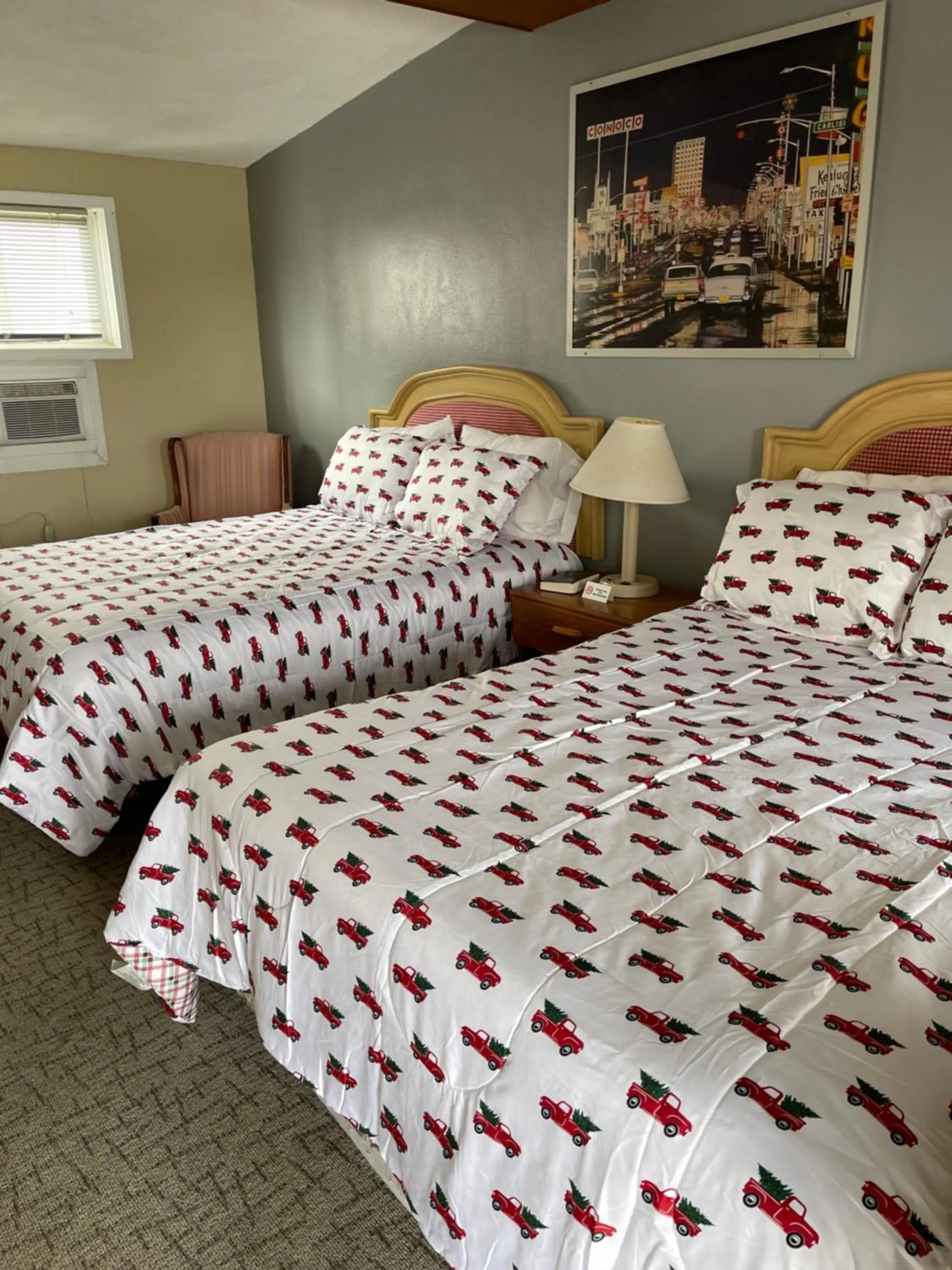 Photo of the whole room, Bed in HOMETOWN INN