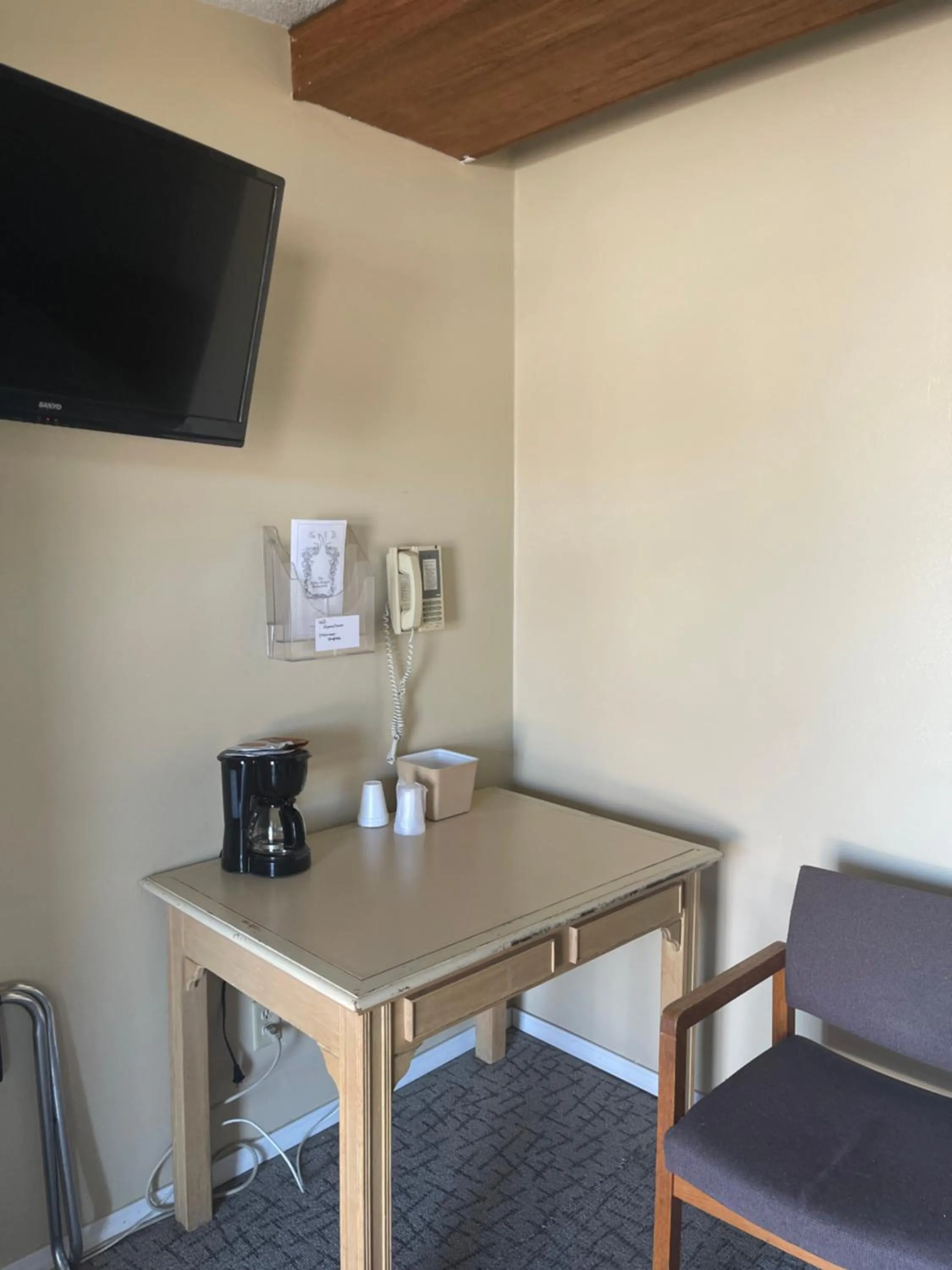 Coffee/tea facilities in HOMETOWN INN