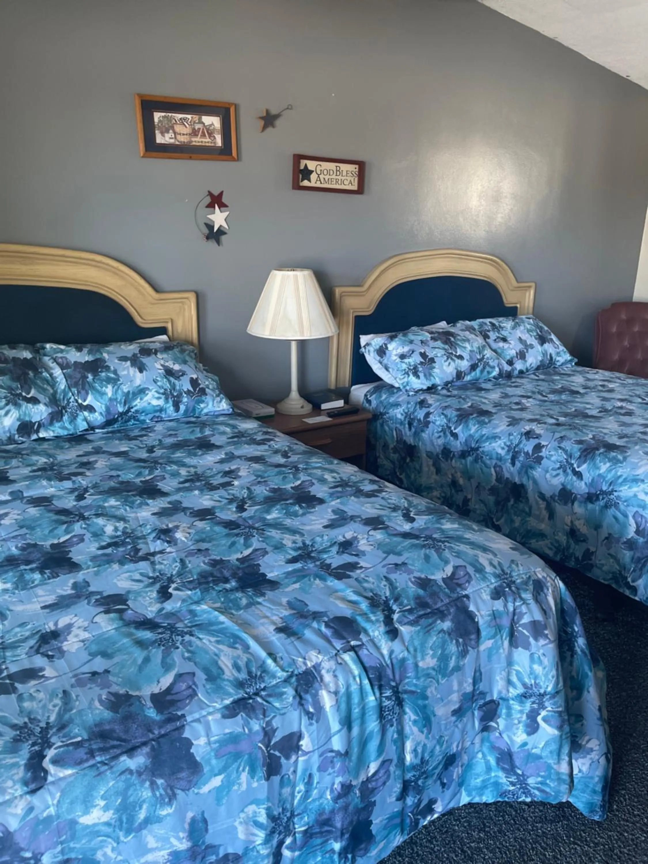 Photo of the whole room, Bed in HOMETOWN INN