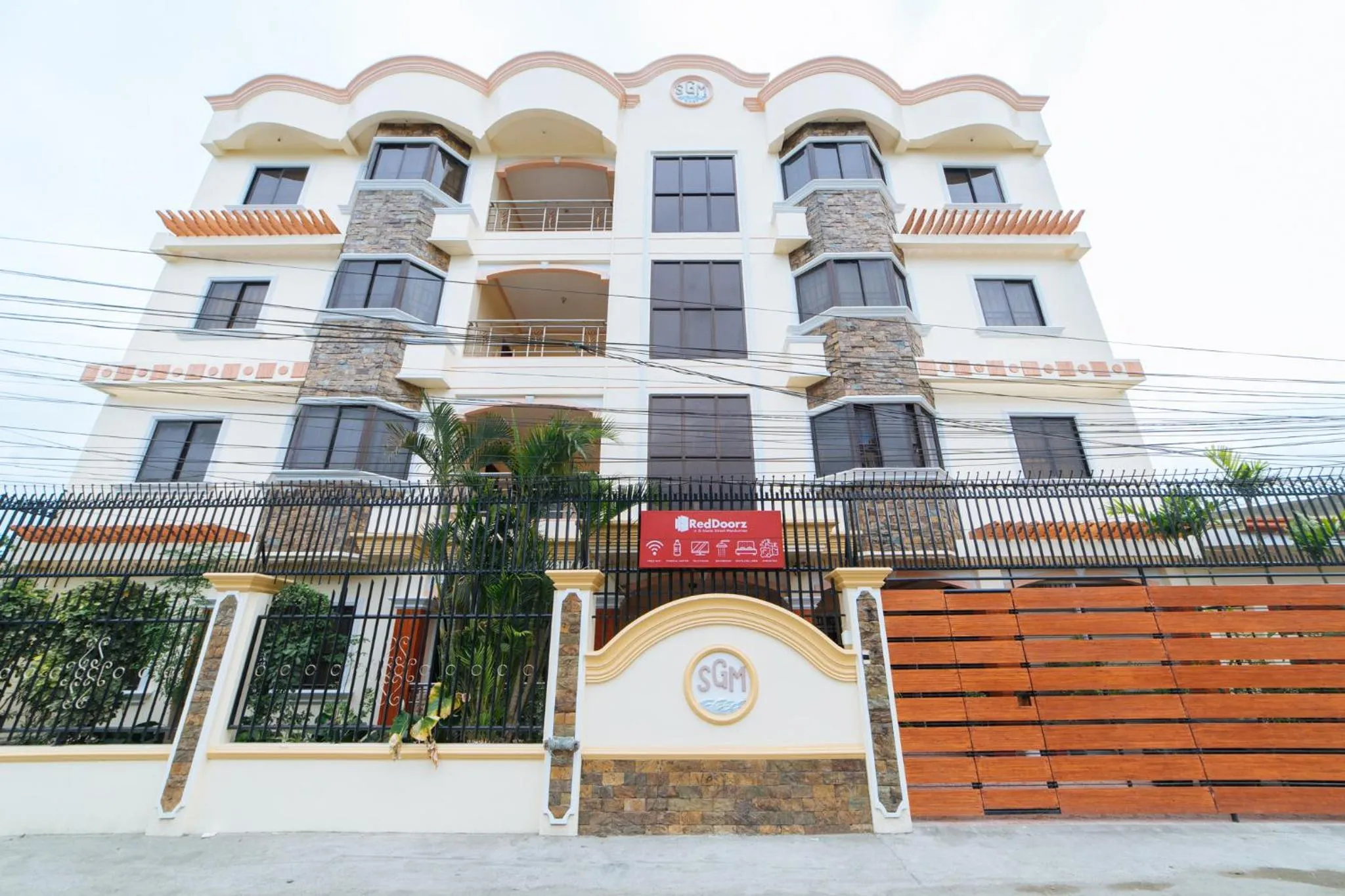 Property building in RedDoorz @ Q Abeto Street Mandurriao