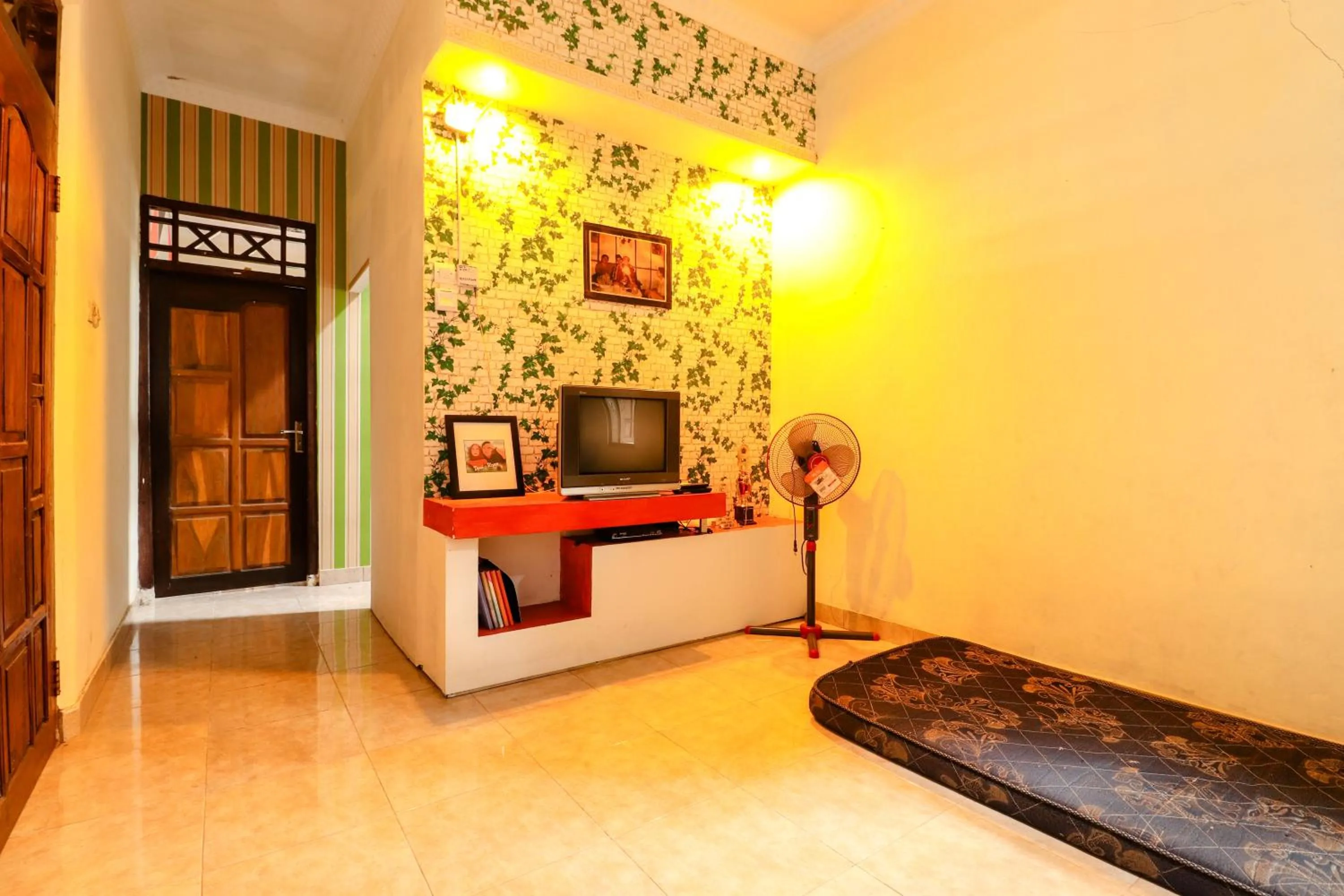 Communal lounge/ TV room in Jemakir Homestay