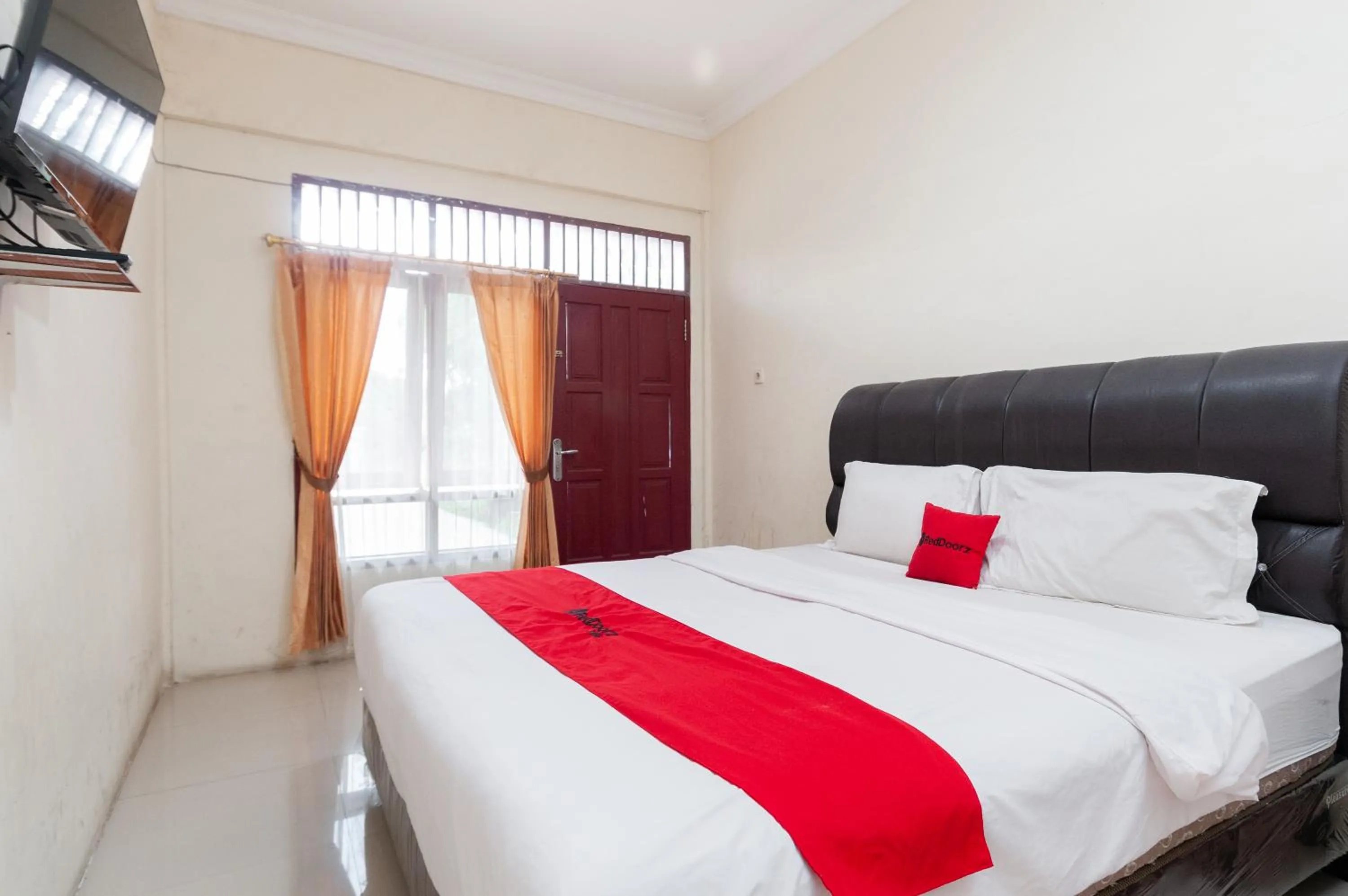 Bedroom, Bed in RedDoorz at Samuel Homestay Pematangsiantar