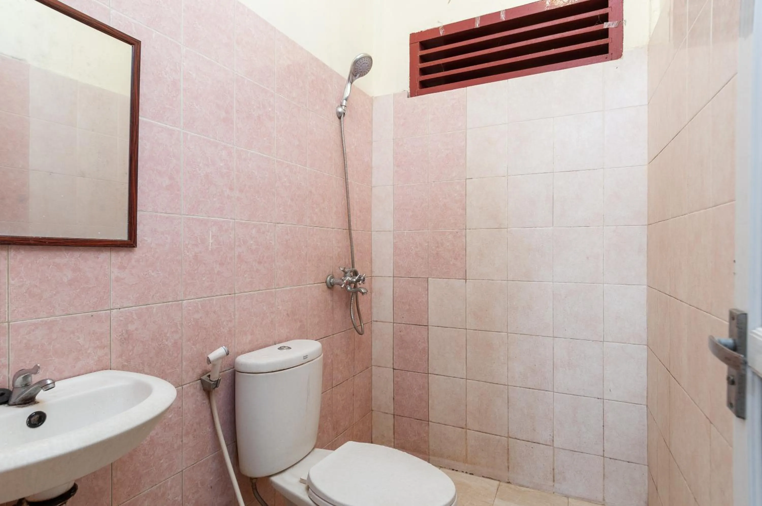 Bathroom in RedDoorz at Samuel Homestay Pematangsiantar