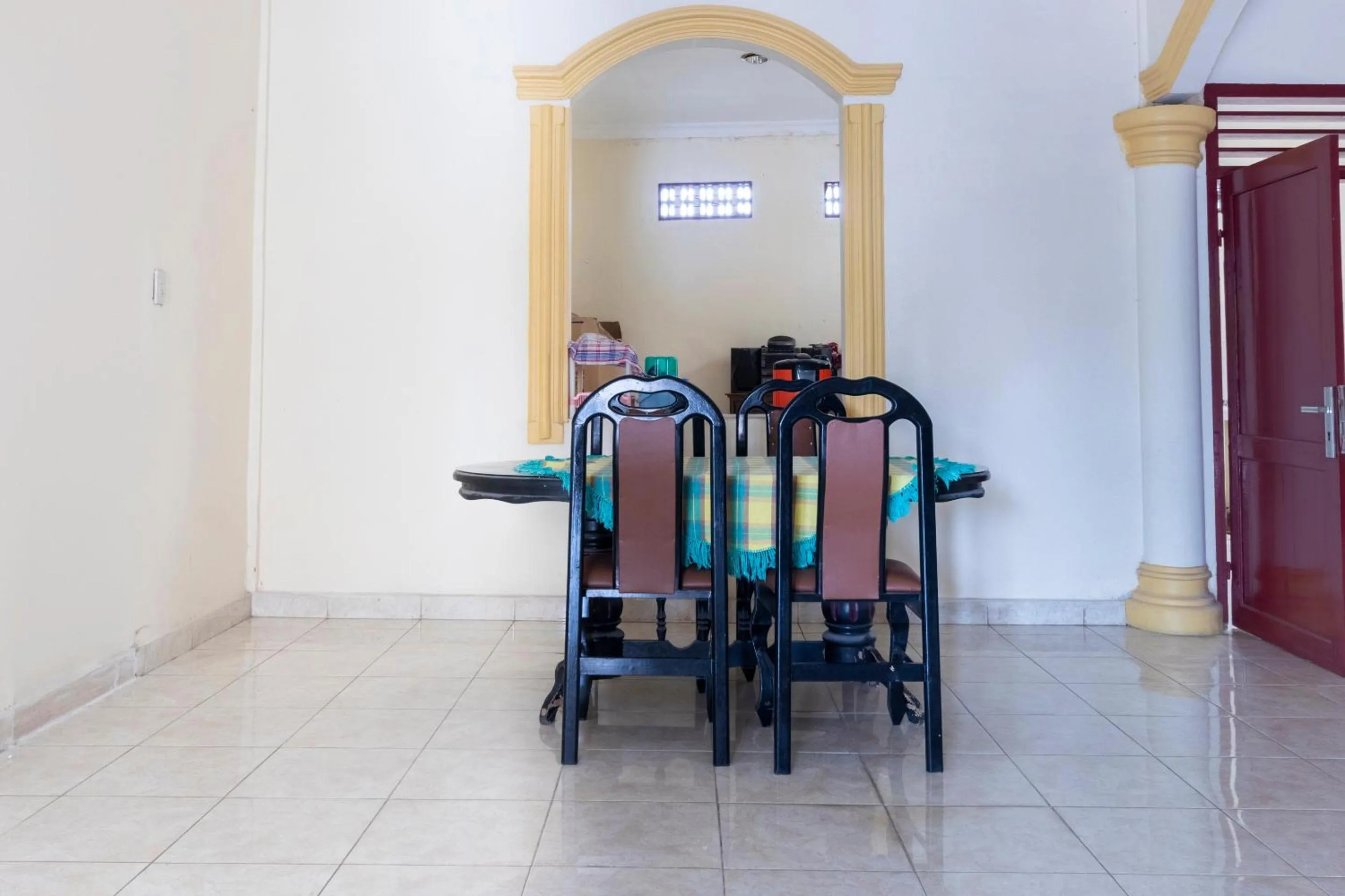Dining area in RedDoorz at Samuel Homestay Pematangsiantar