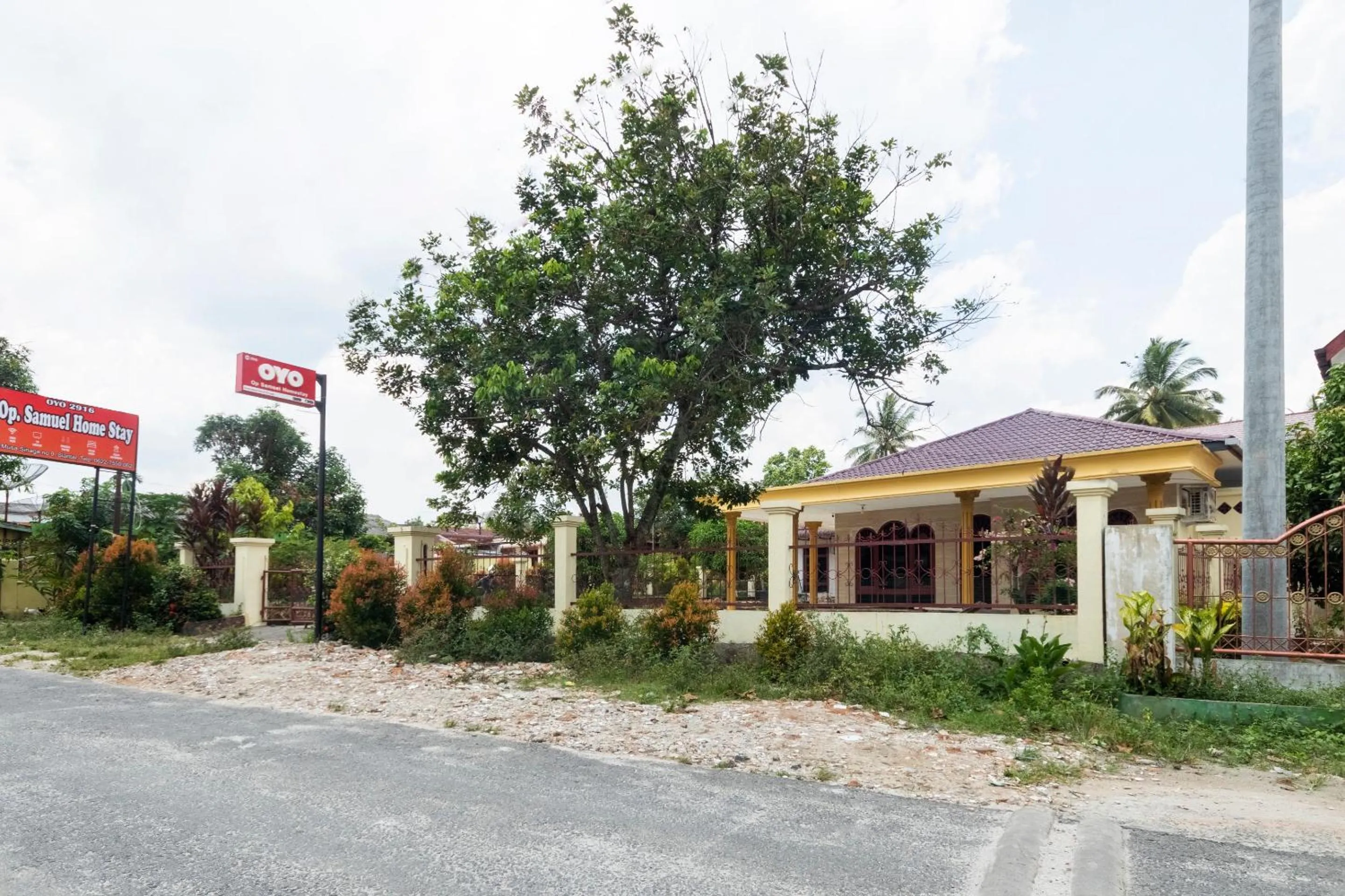 Facade/entrance in RedDoorz at Samuel Homestay Pematangsiantar