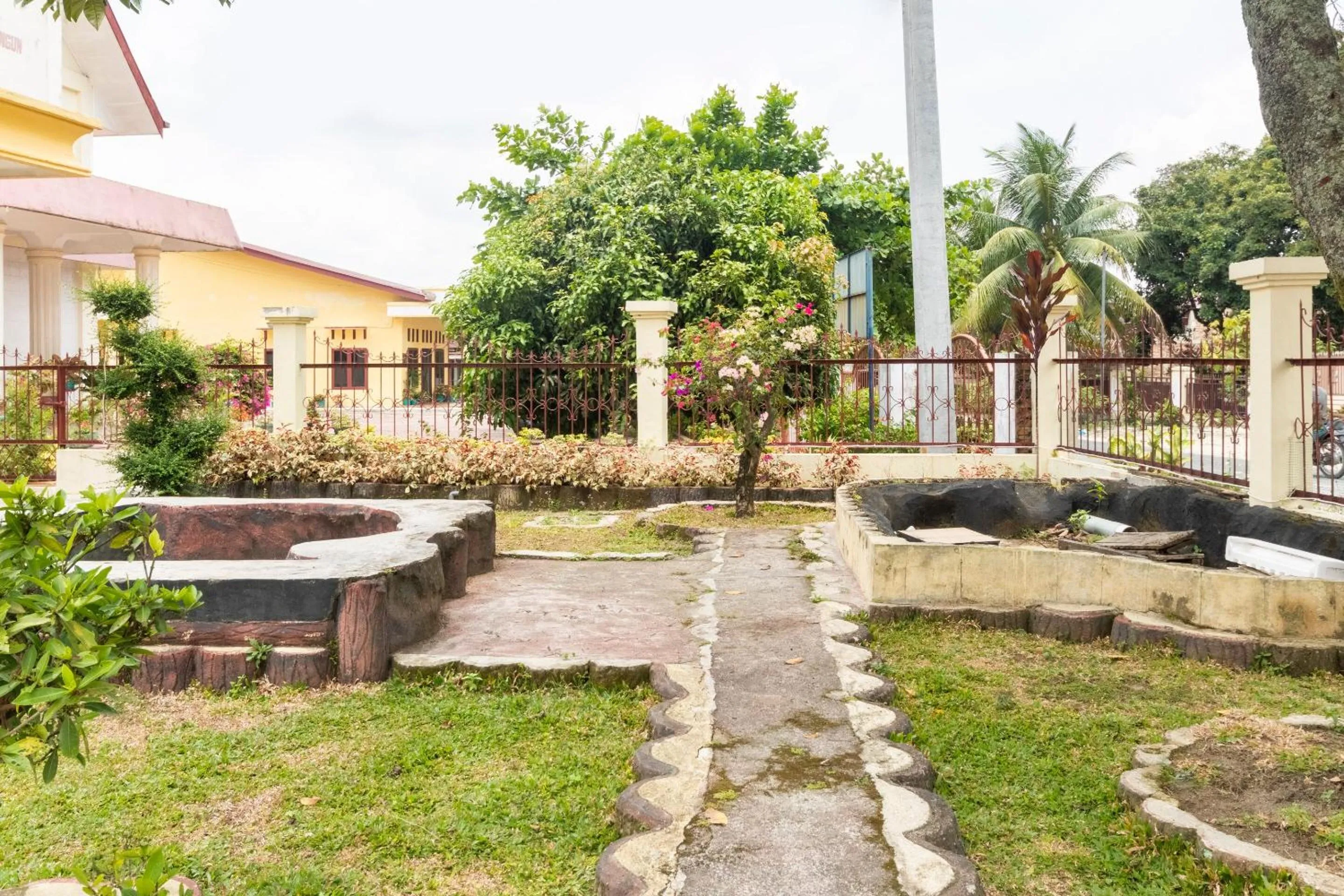 Garden in RedDoorz at Samuel Homestay Pematangsiantar