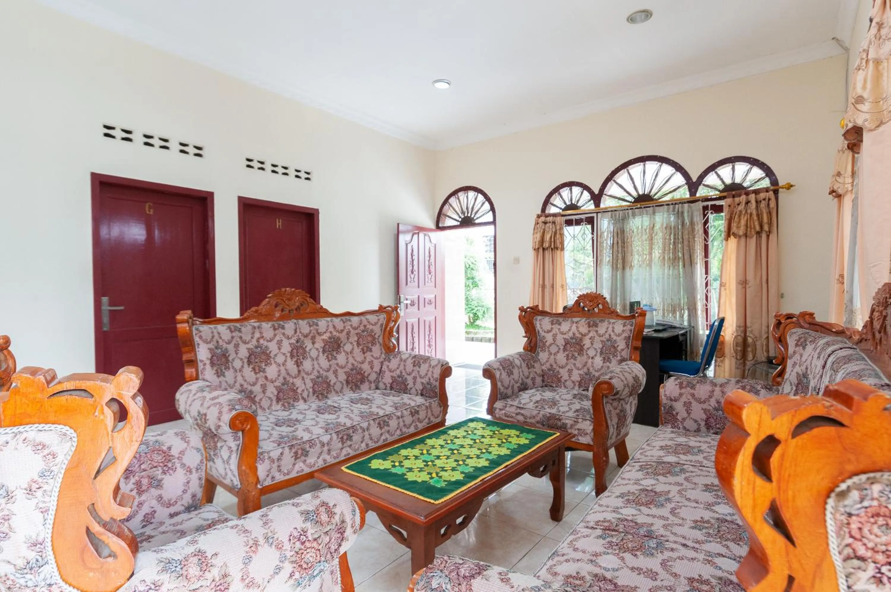 Seating area in RedDoorz at Samuel Homestay Pematangsiantar