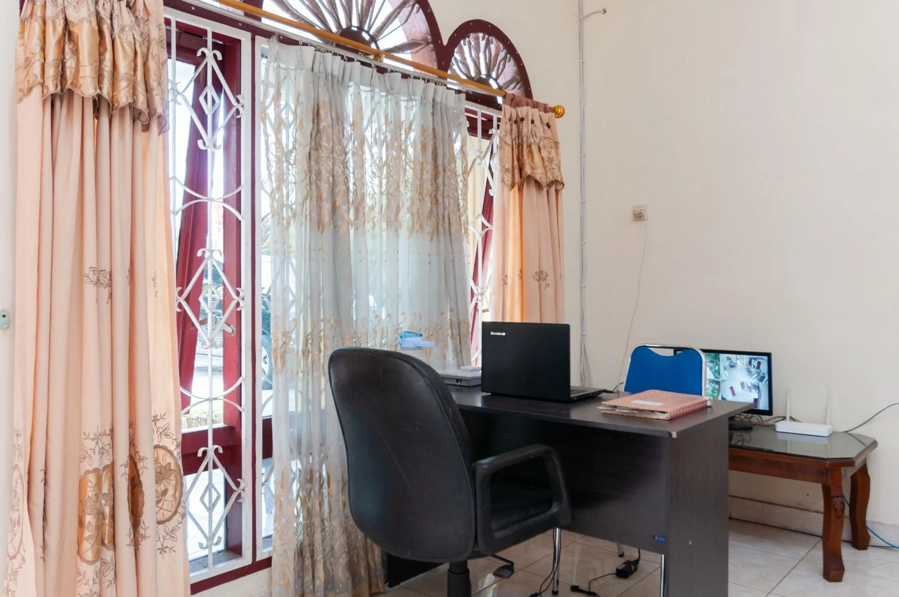 Lobby or reception in RedDoorz at Samuel Homestay Pematangsiantar