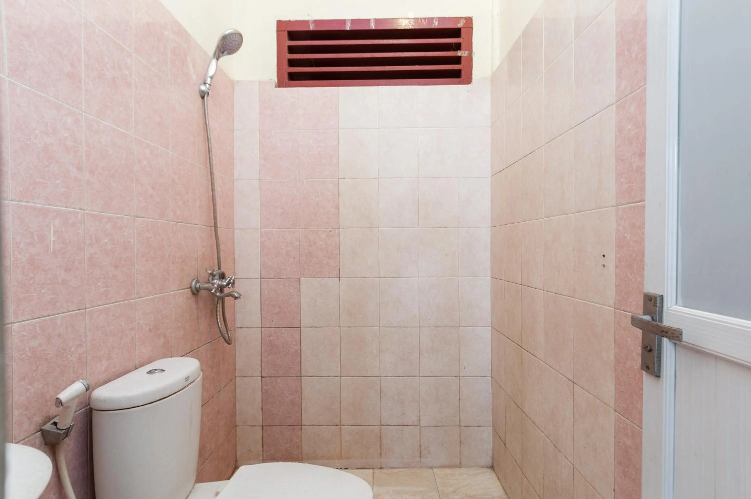 Bathroom in RedDoorz at Samuel Homestay Pematangsiantar