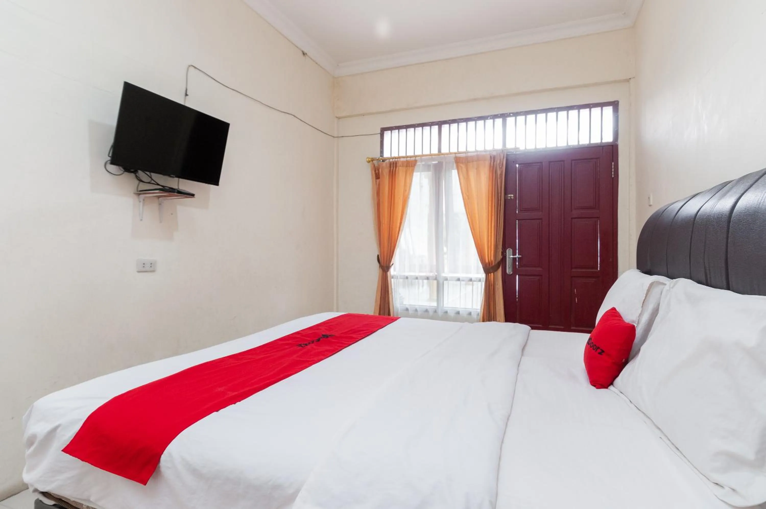 Bedroom, Bed in RedDoorz at Samuel Homestay Pematangsiantar