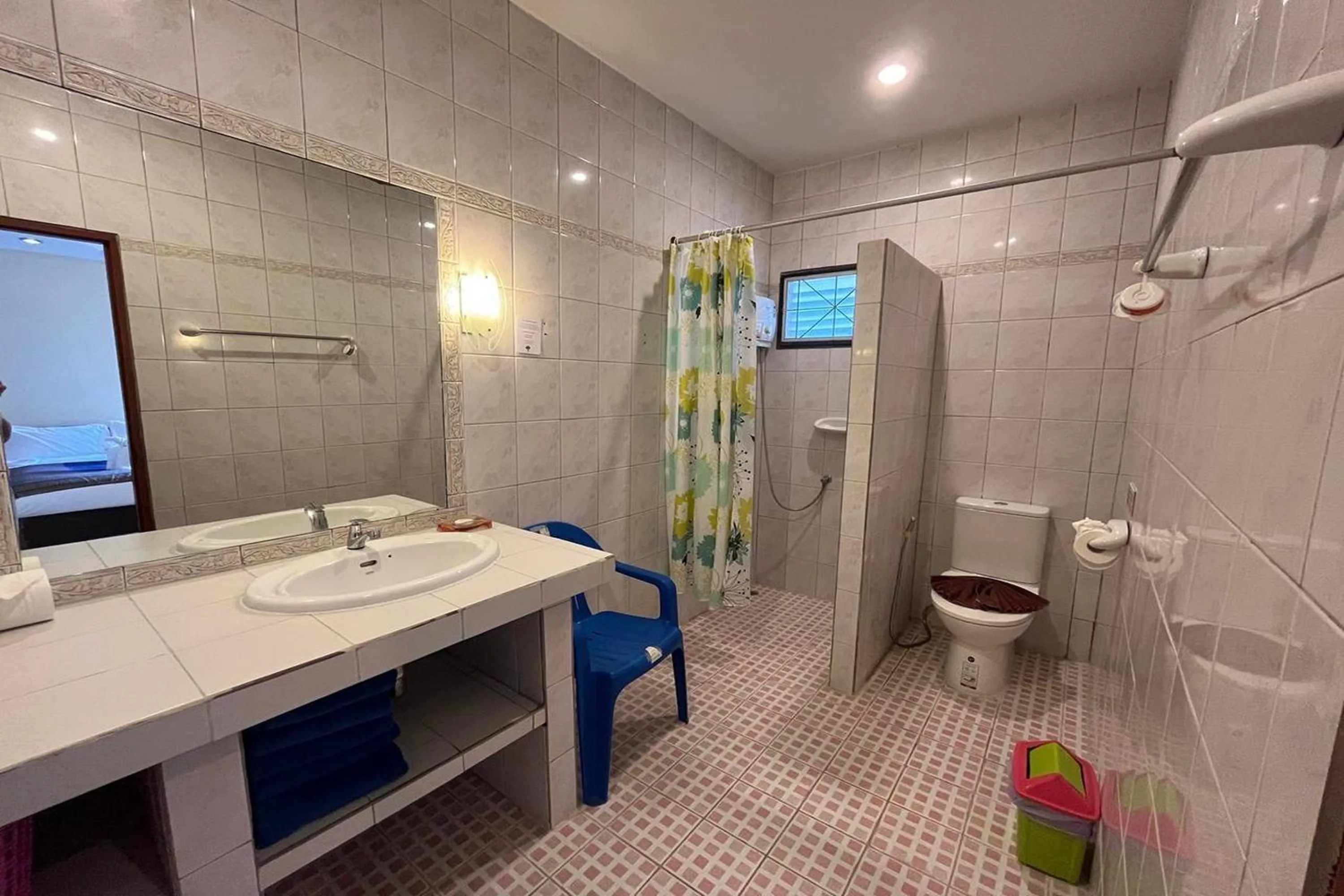 Shower in Ginis Beach Resort