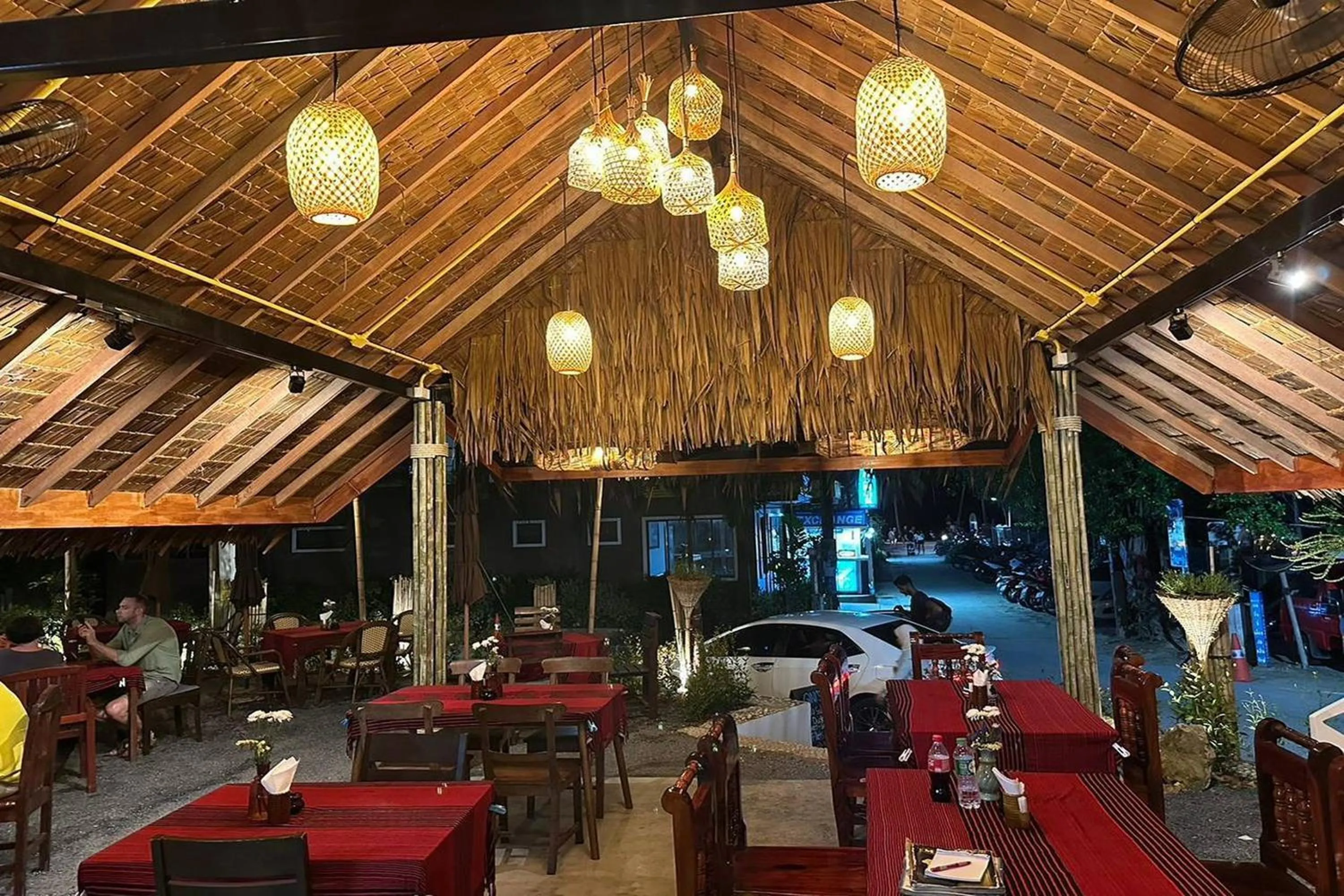 Restaurant/places to eat in Ginis Beach Resort