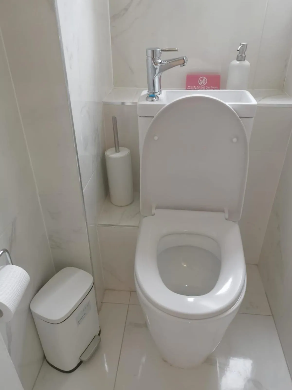 Toilet in Umbrella Properties London Woolwich