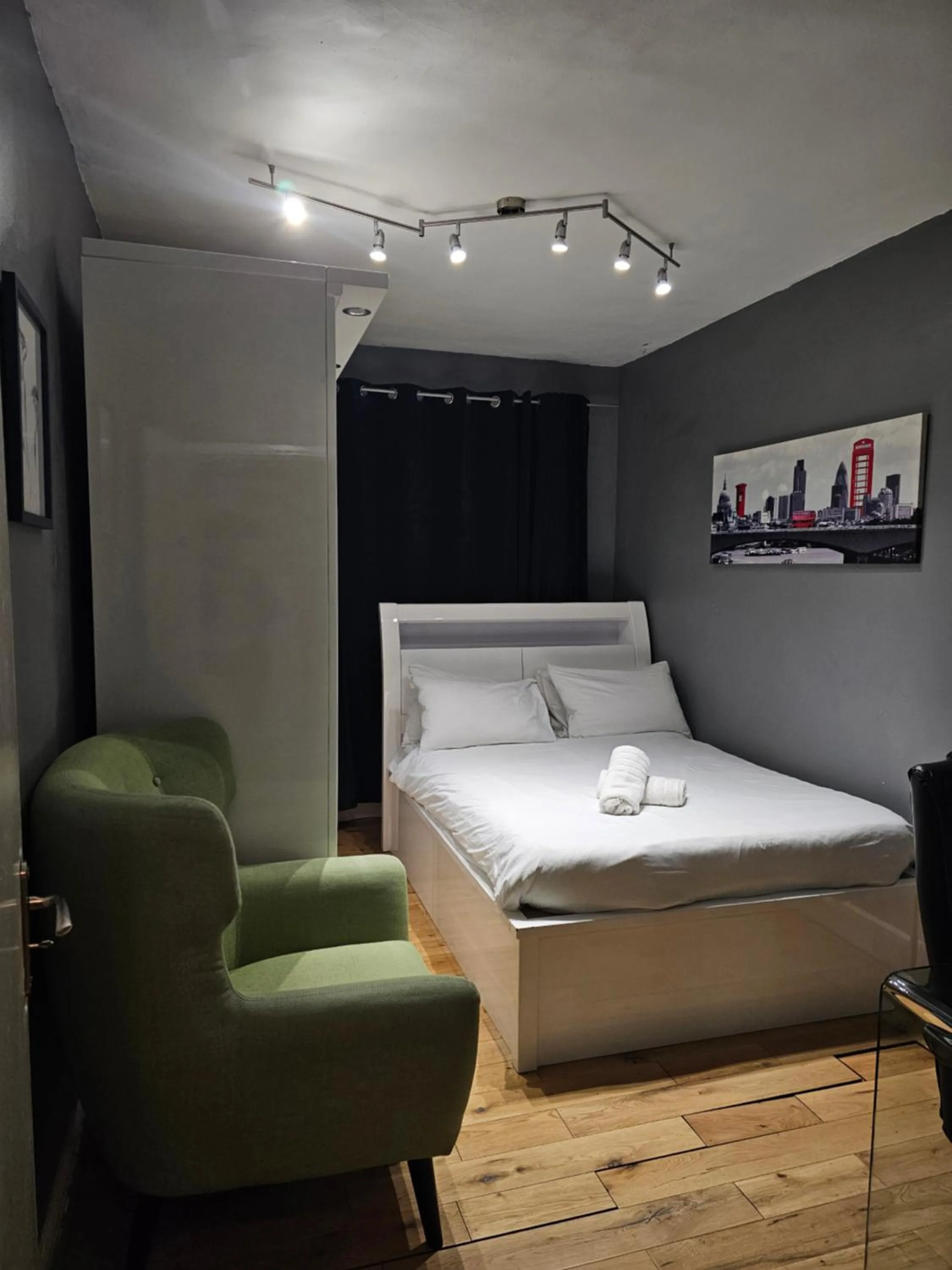 Bed in Umbrella Properties London Woolwich