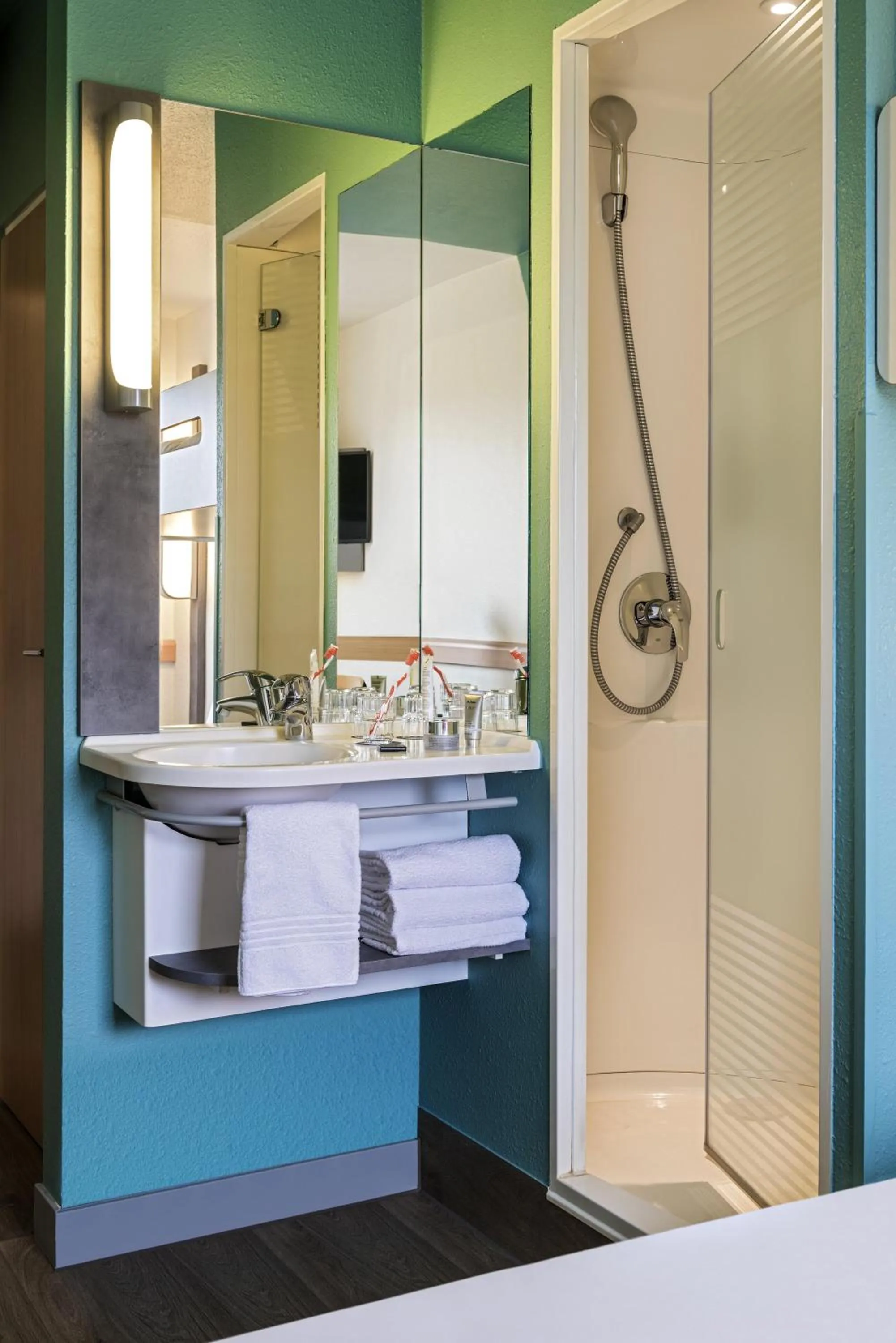 Shower in B&B HOTEL Regensburg-Ost