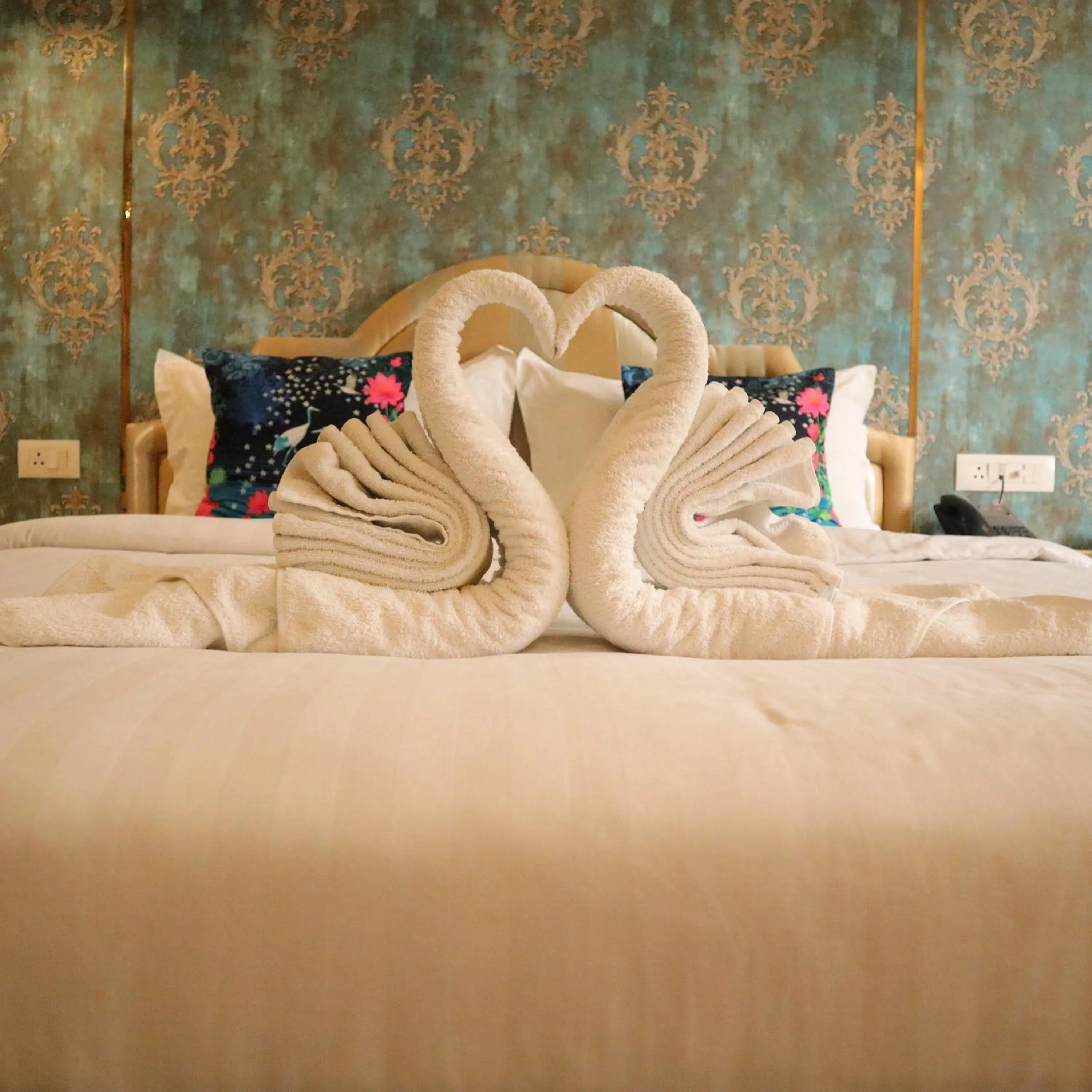 Bed in Hotel CASA Aishbagh