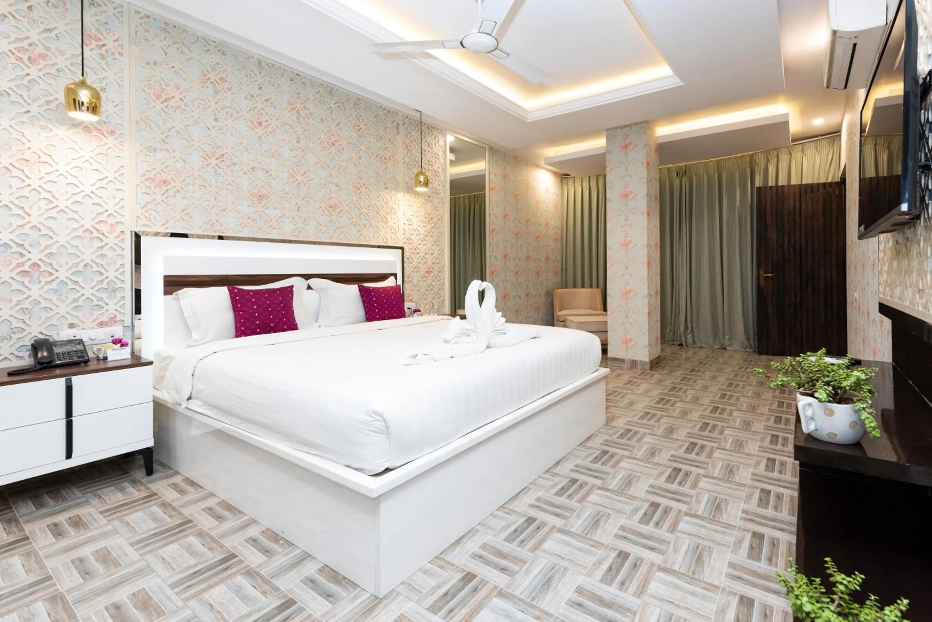 Staff, Bed in Hotel CASA Aishbagh