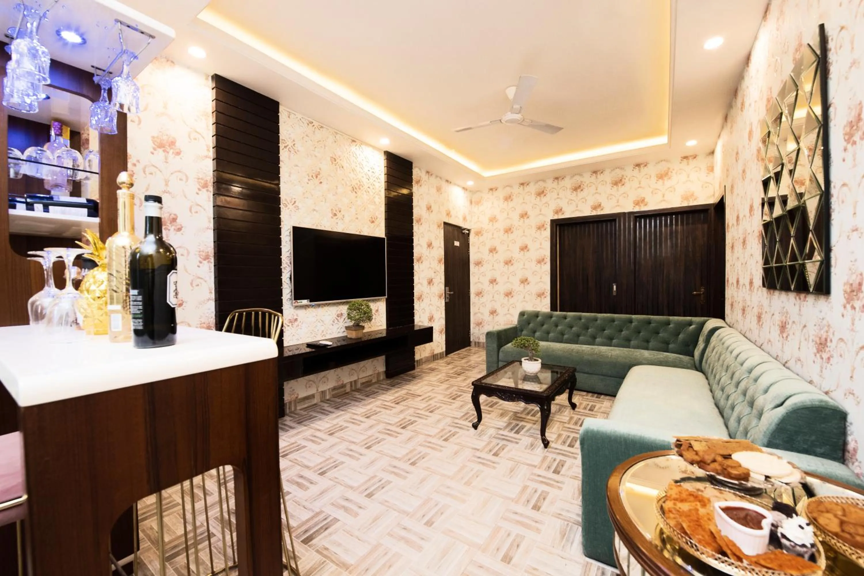 Communal lounge/ TV room in Hotel CASA Aishbagh