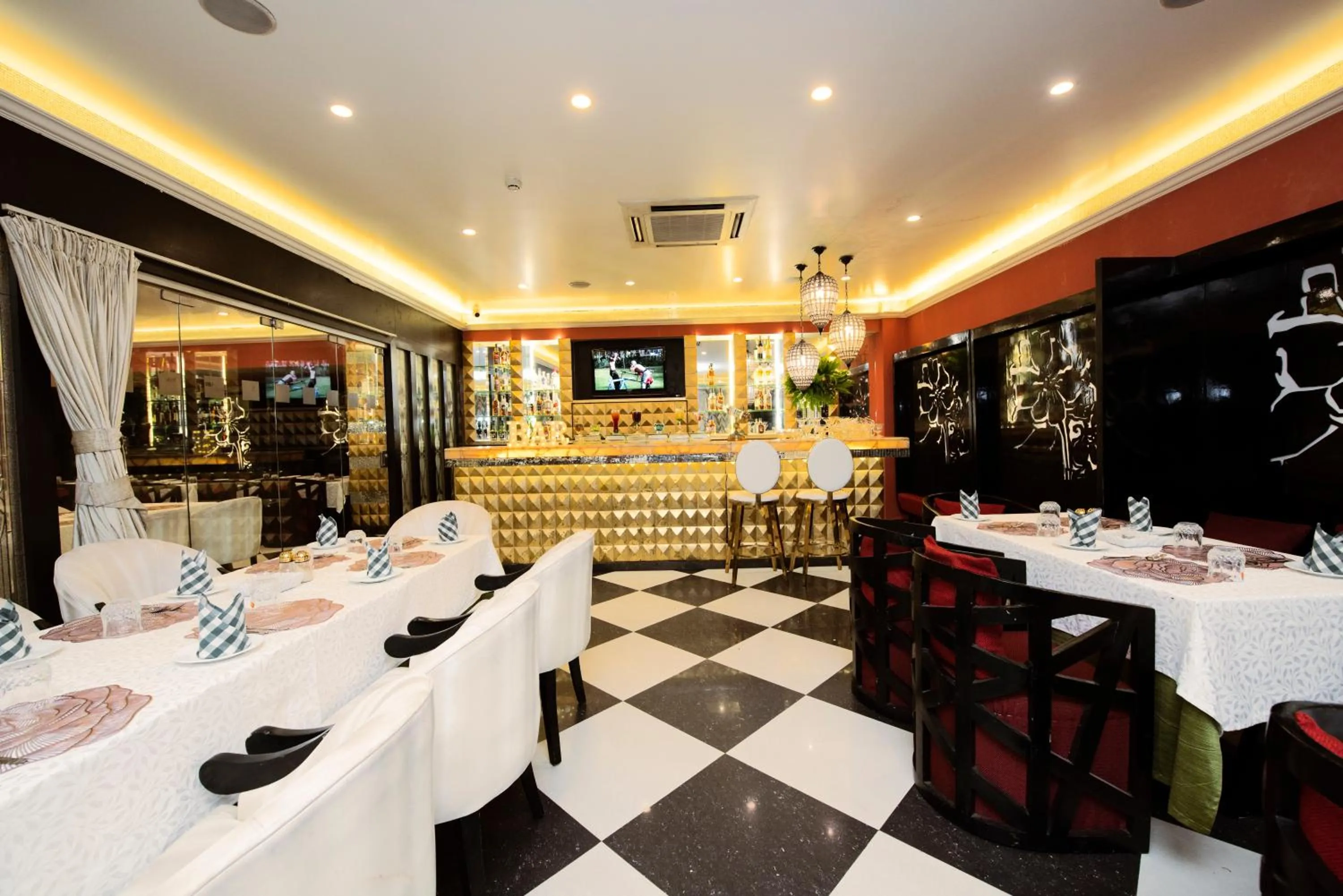 Restaurant/places to eat in Hotel CASA Aishbagh