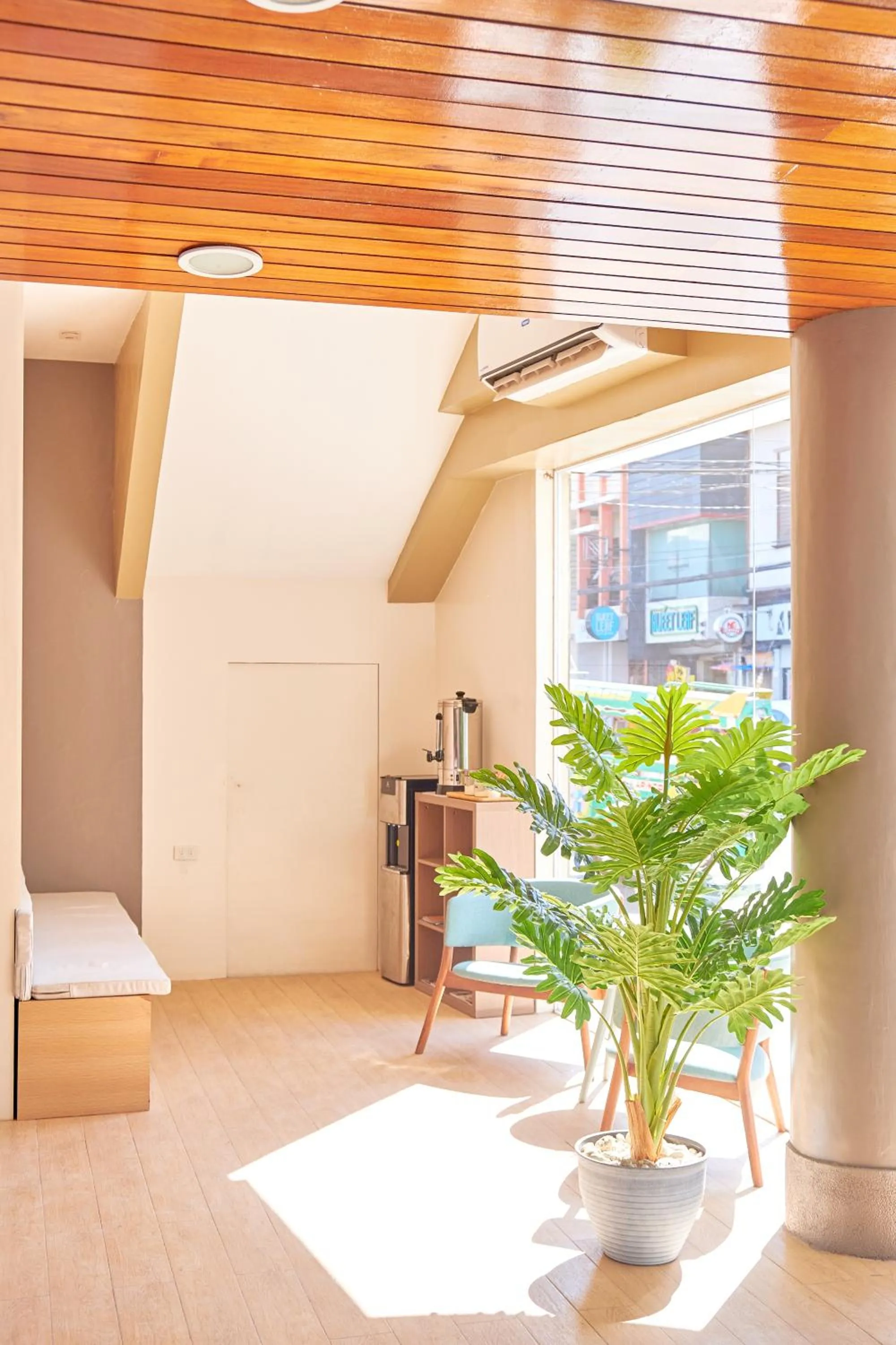 Seating area in Bridge Hotel Express