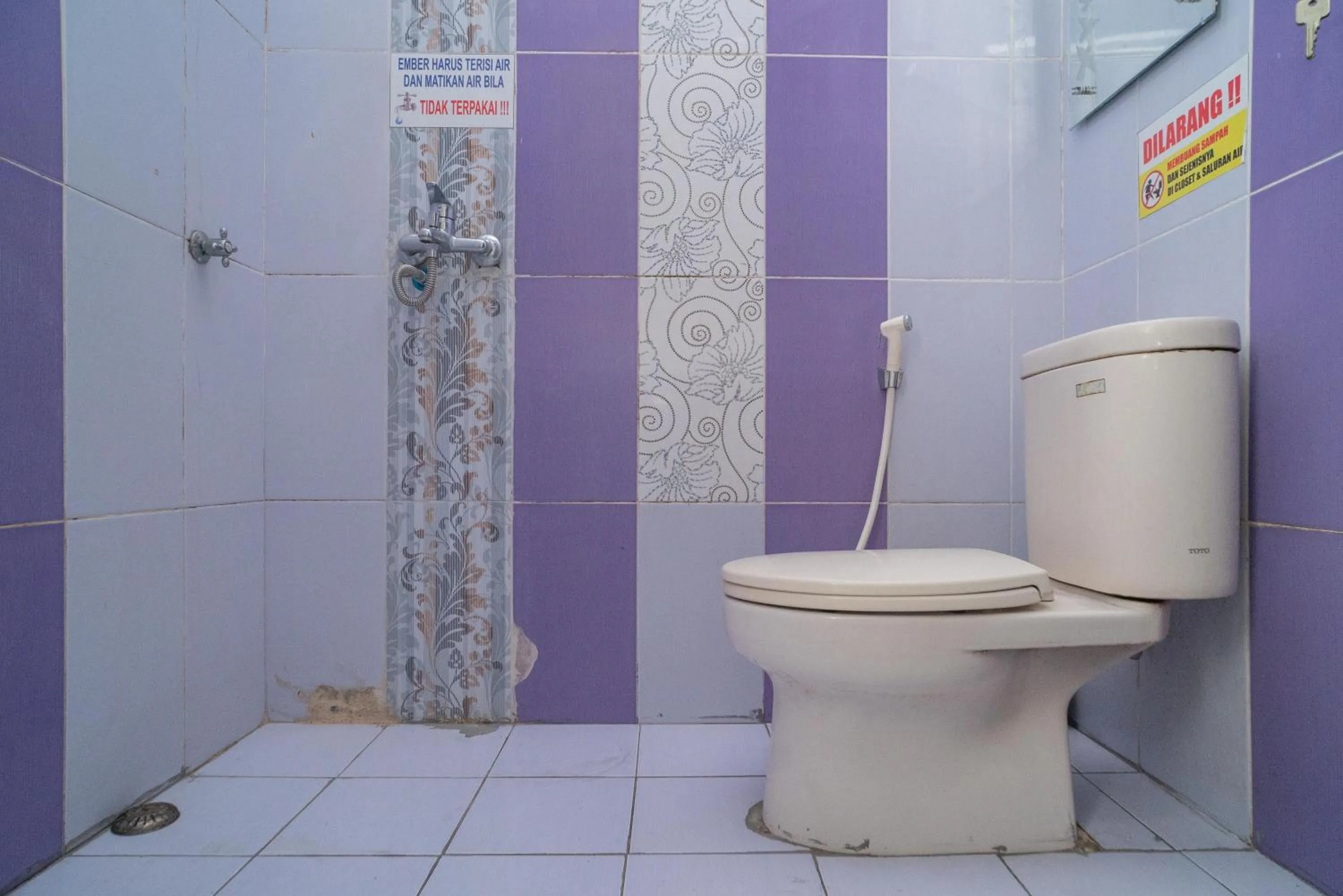 Shower in RedDoorz Syariah near Jalan A Yani KM 8 Citraland