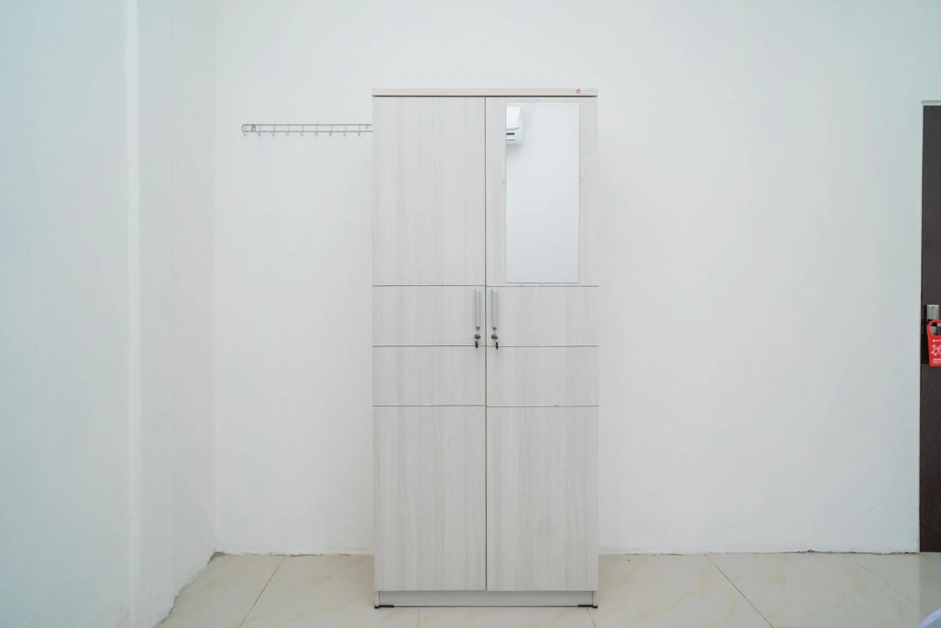 wardrobe in RedDoorz Syariah near Jalan A Yani KM 8 Citraland